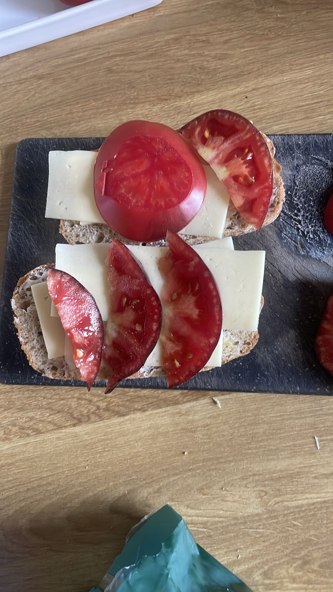 Kanapka z serem i pomidorem