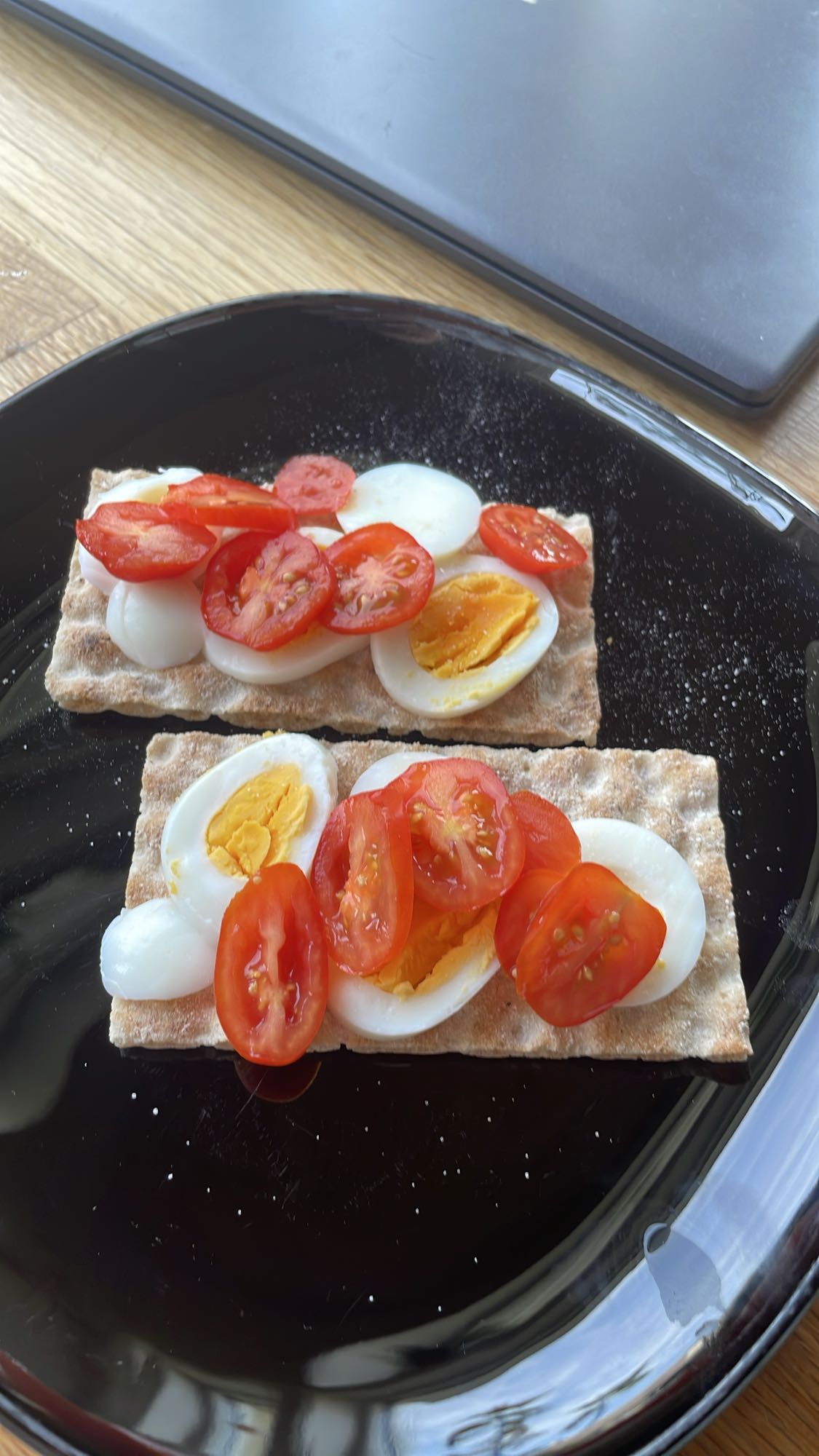 Knäckebröd med ägg & tomat