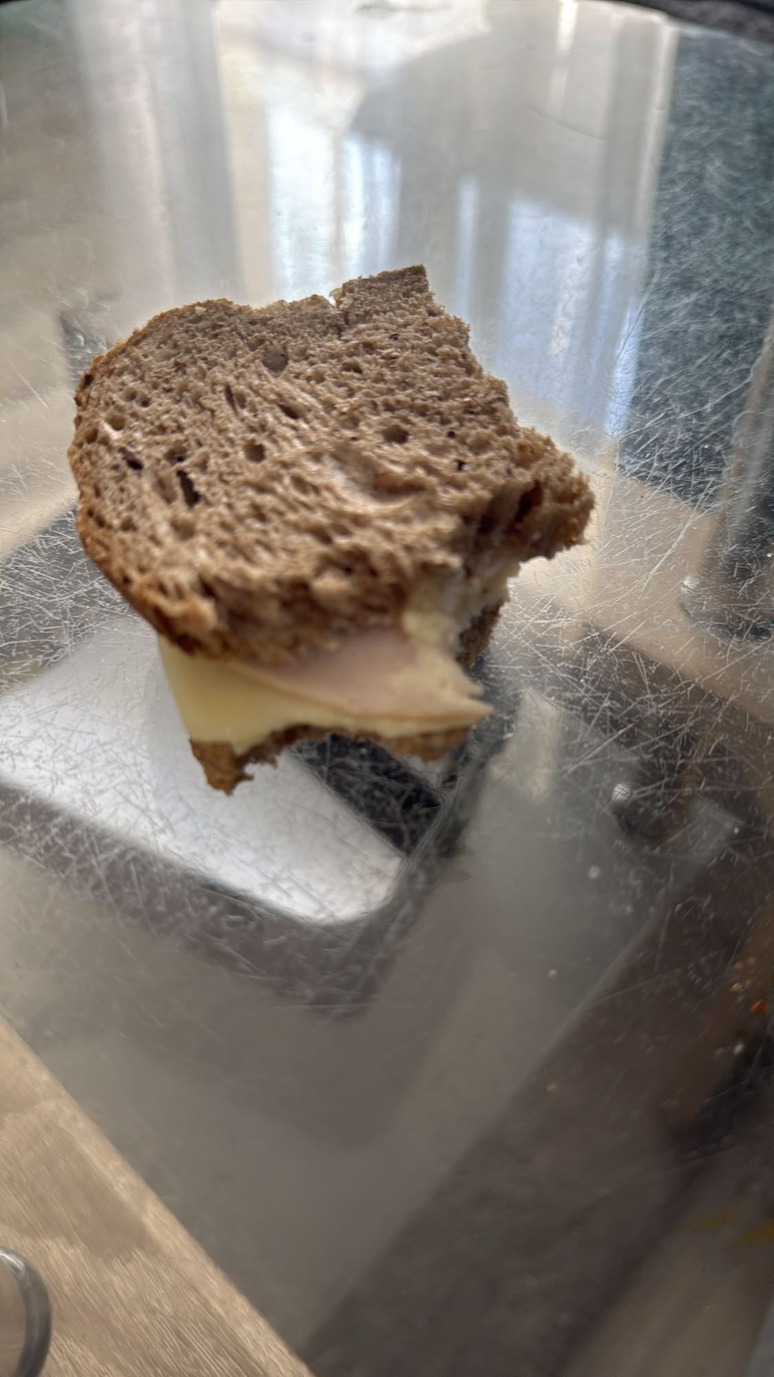 Kanapka z szynką i serem