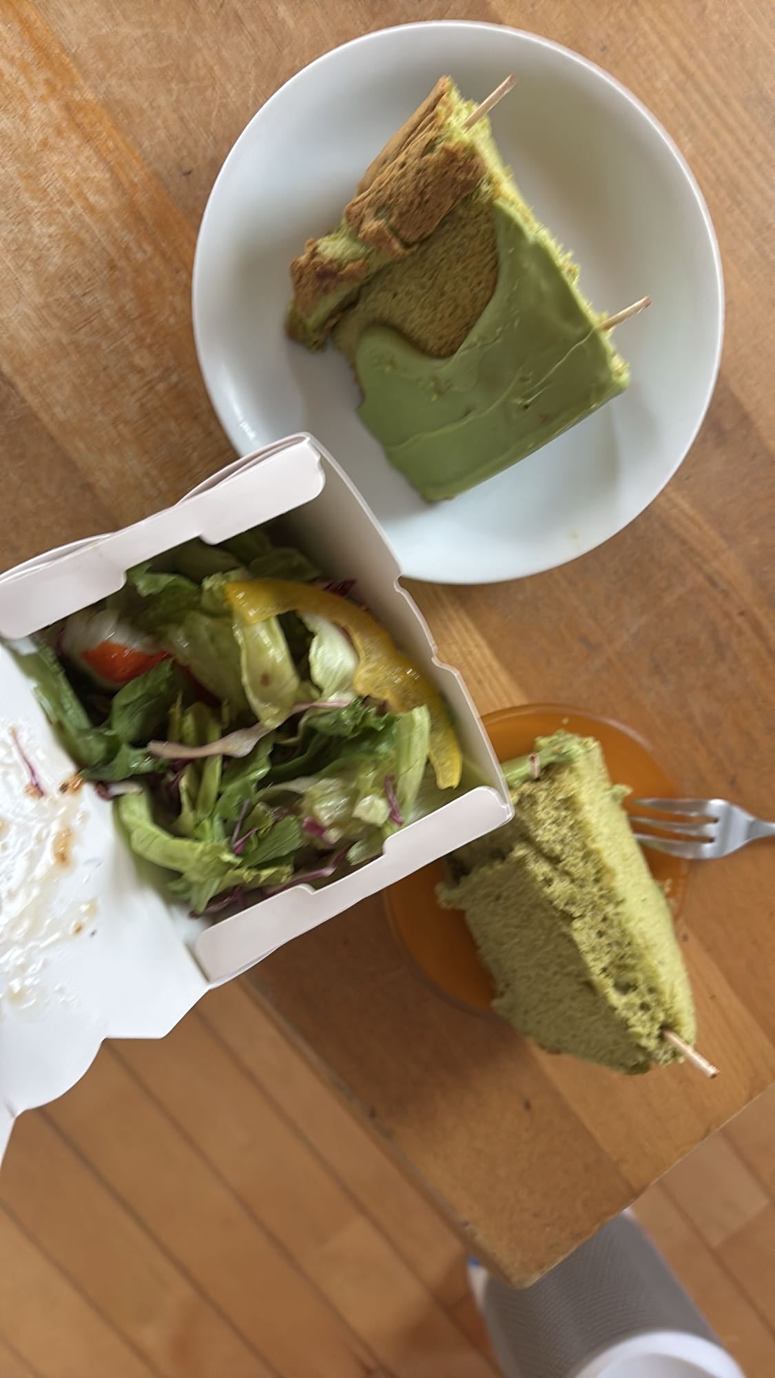 抹茶ケーキとサラダ