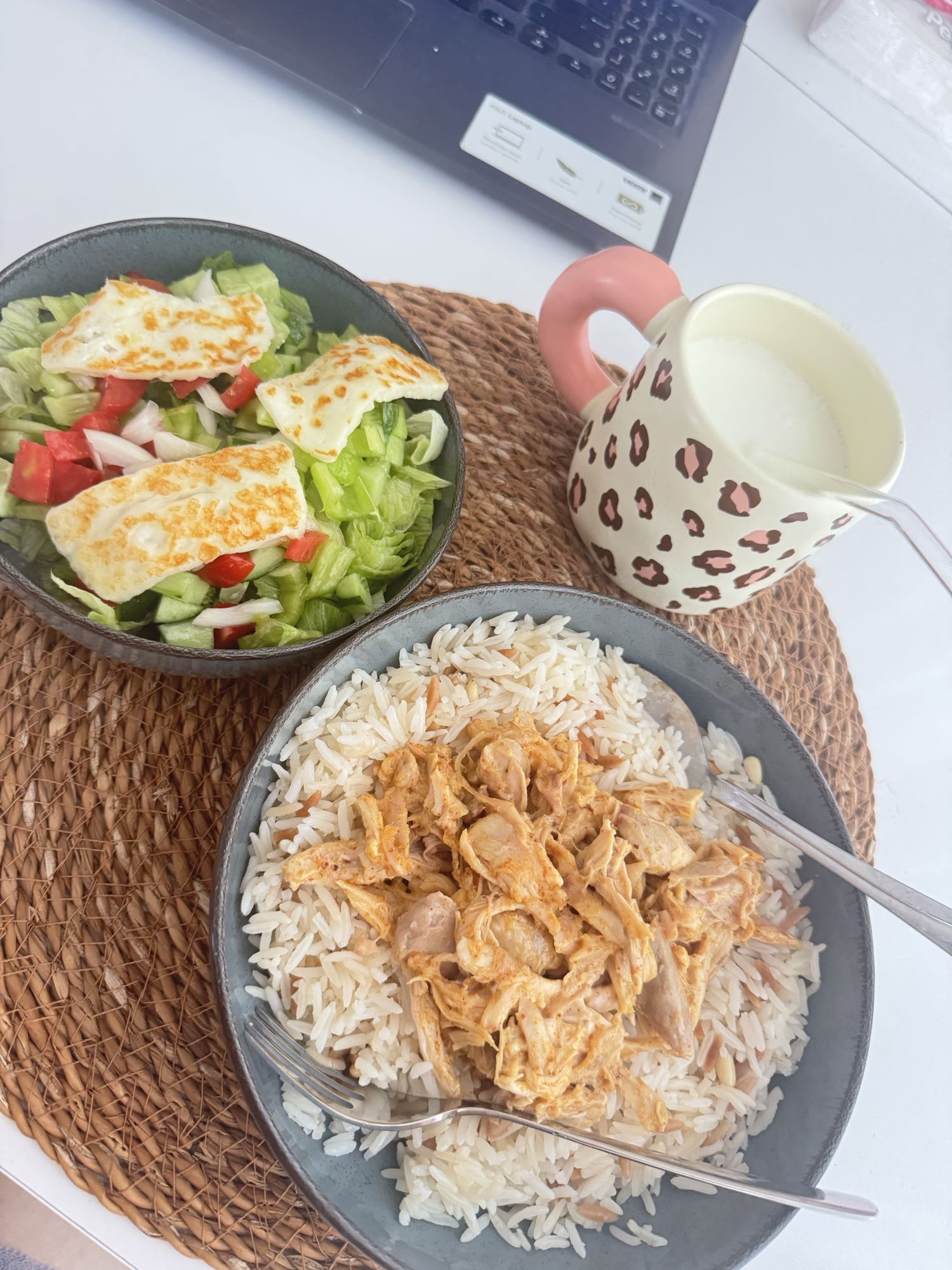 Tavuklu pilav, salata, ayran