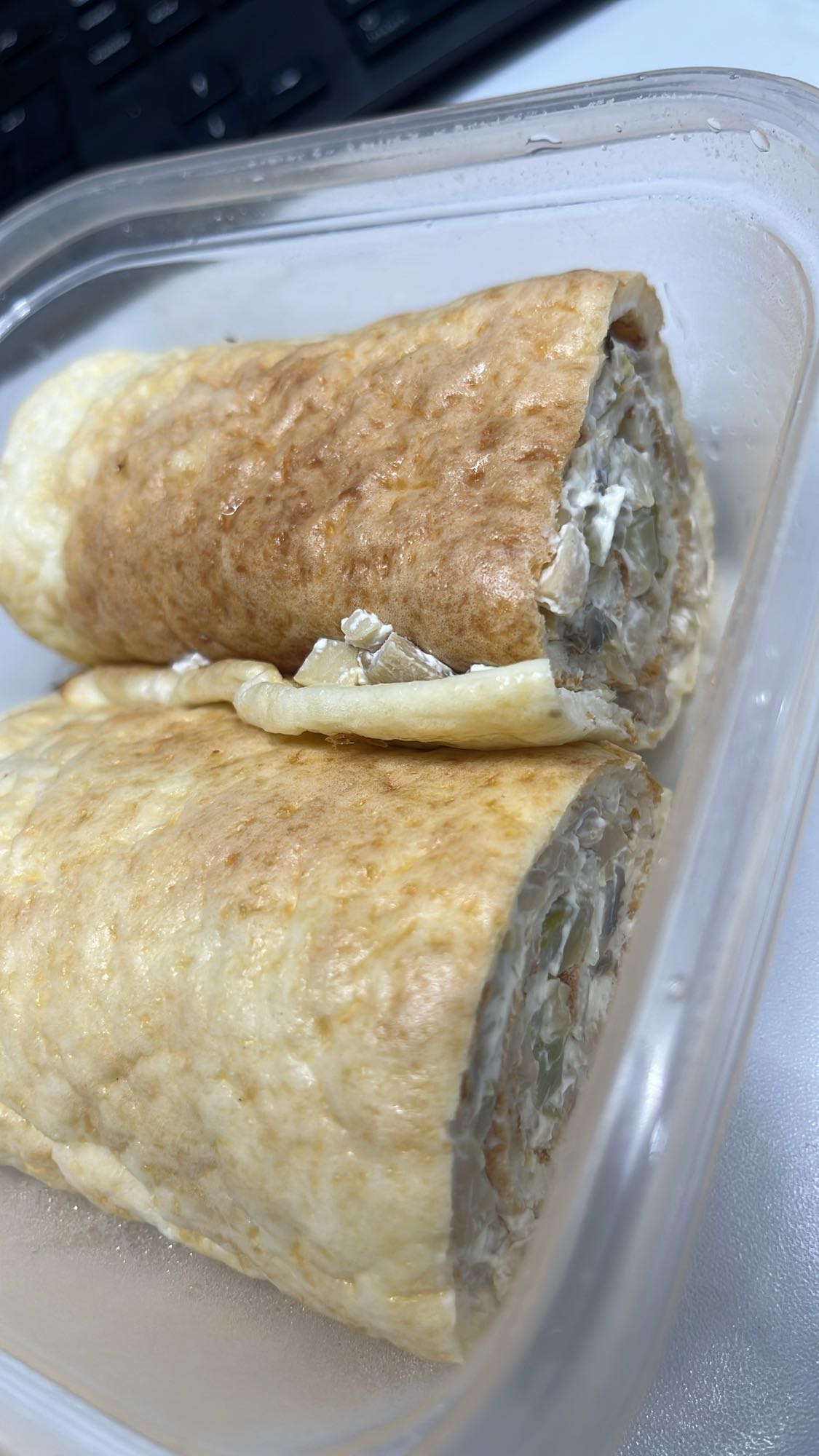 Ruladă cu ou și pui