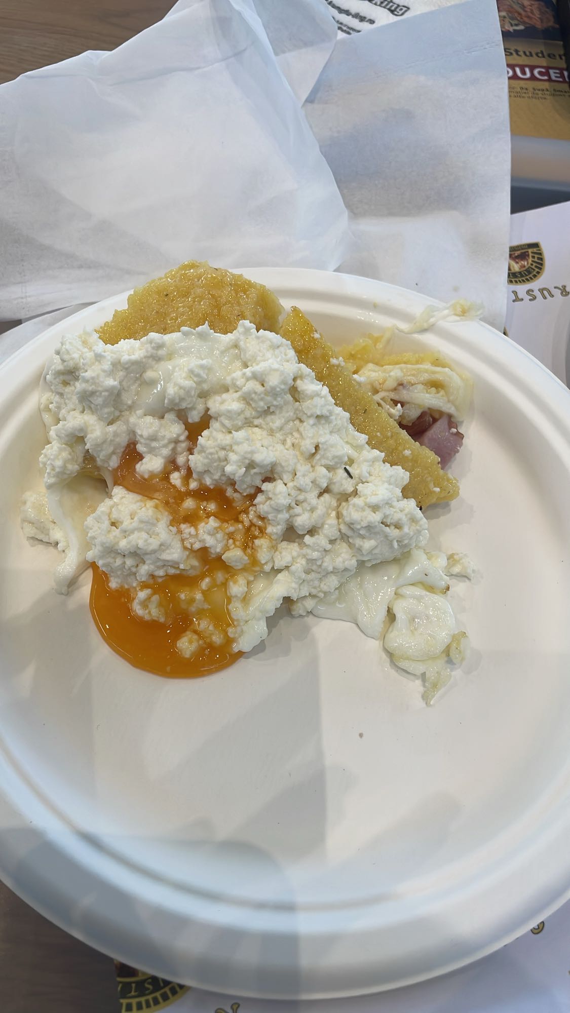 Mămăligă cu brânză și ou