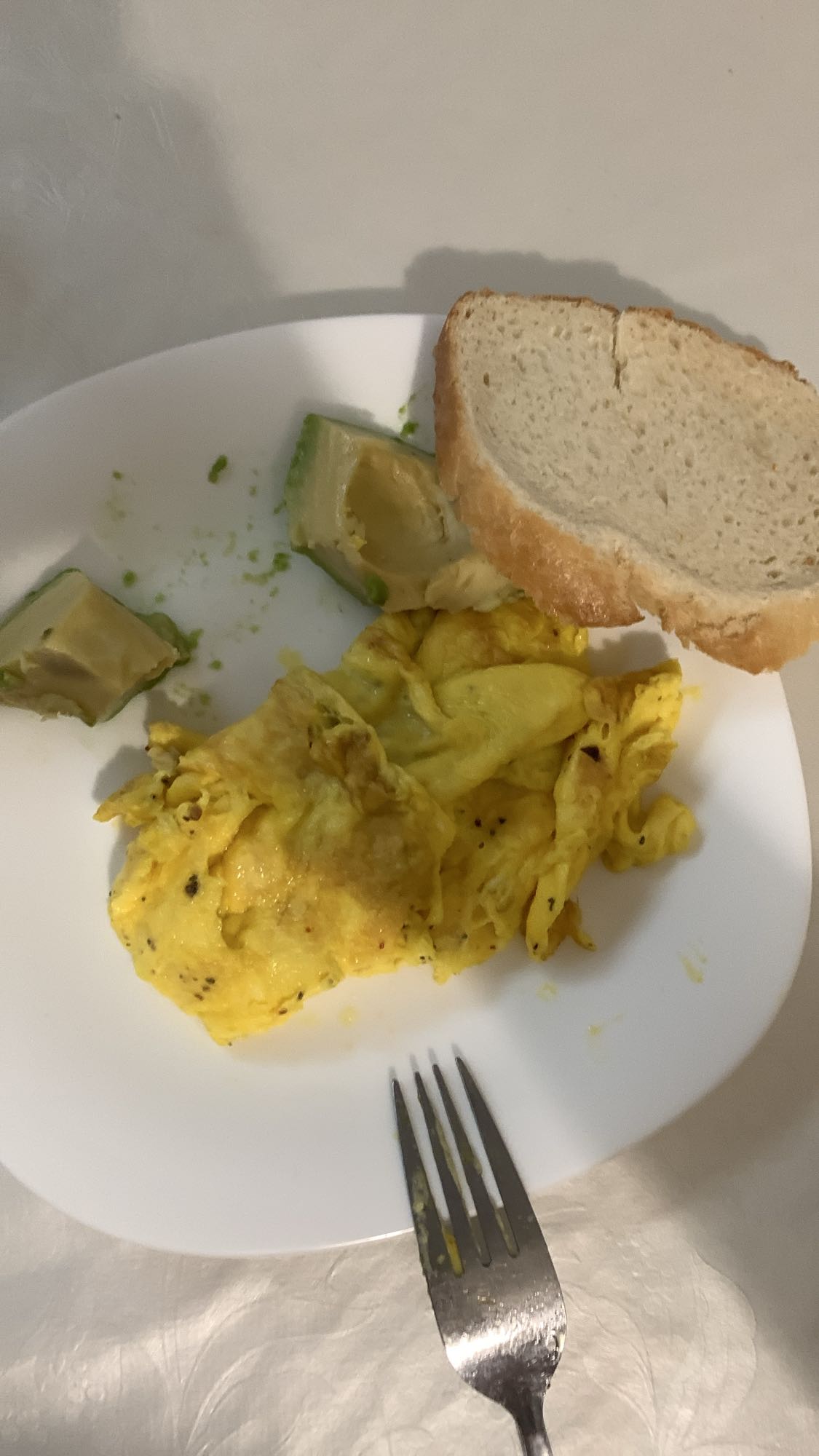 Omelet met avocado & brood