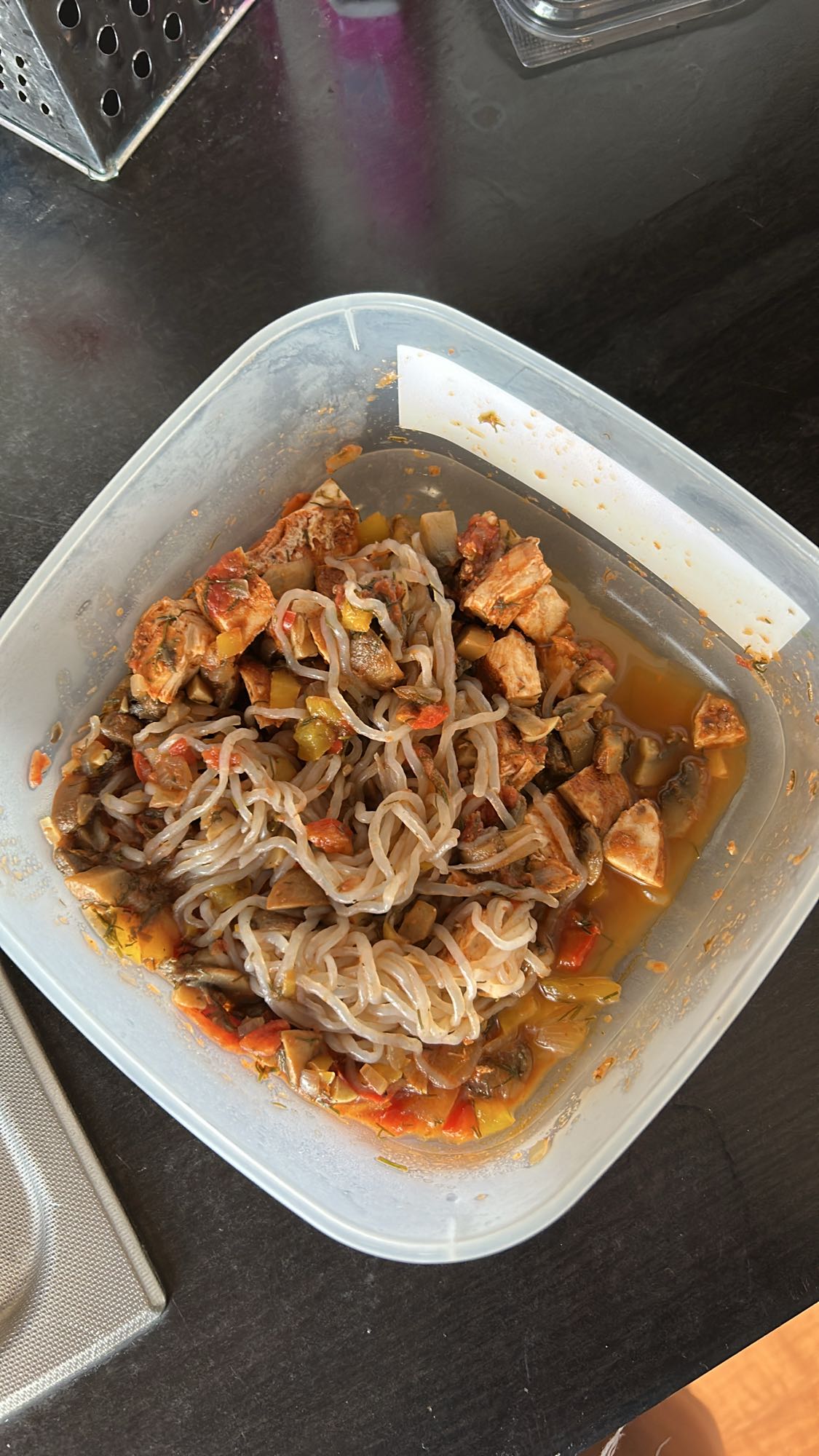 Konjac fără carbohidrați cu piept de pui și tocăniță de ciuperci și legume