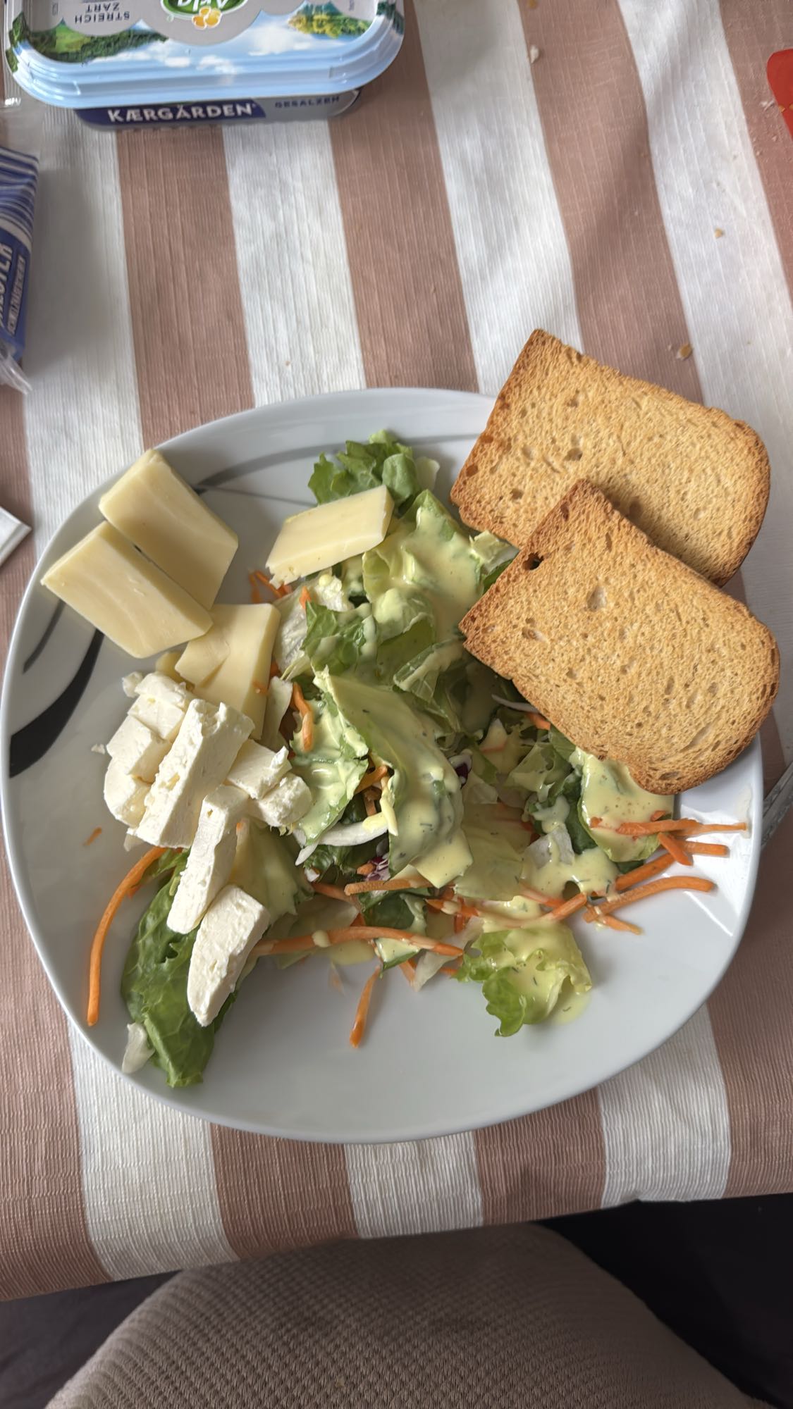 Peynirli Salata ve Kızarmış Ekmek