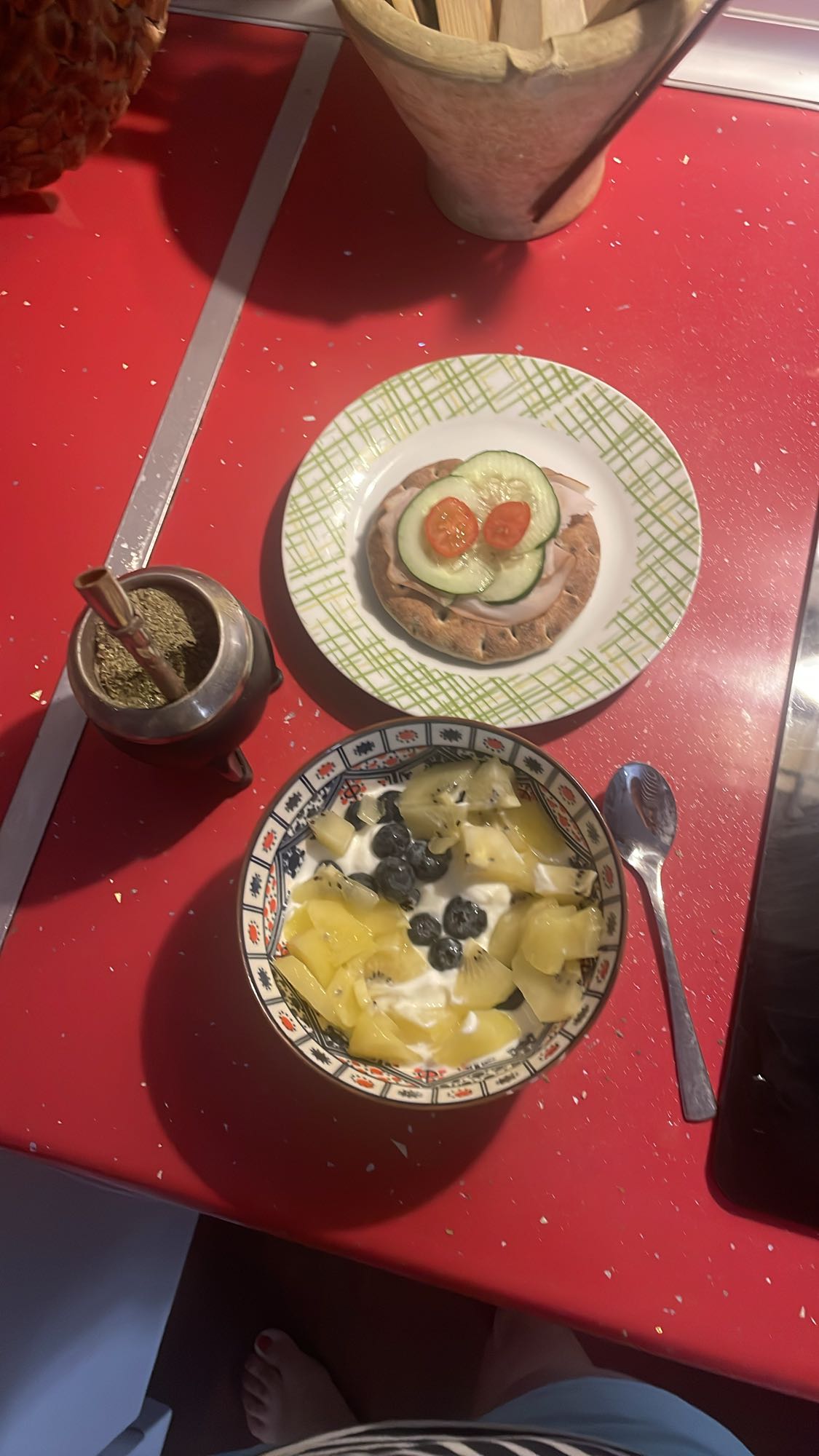 Desayuno con frutas y pan