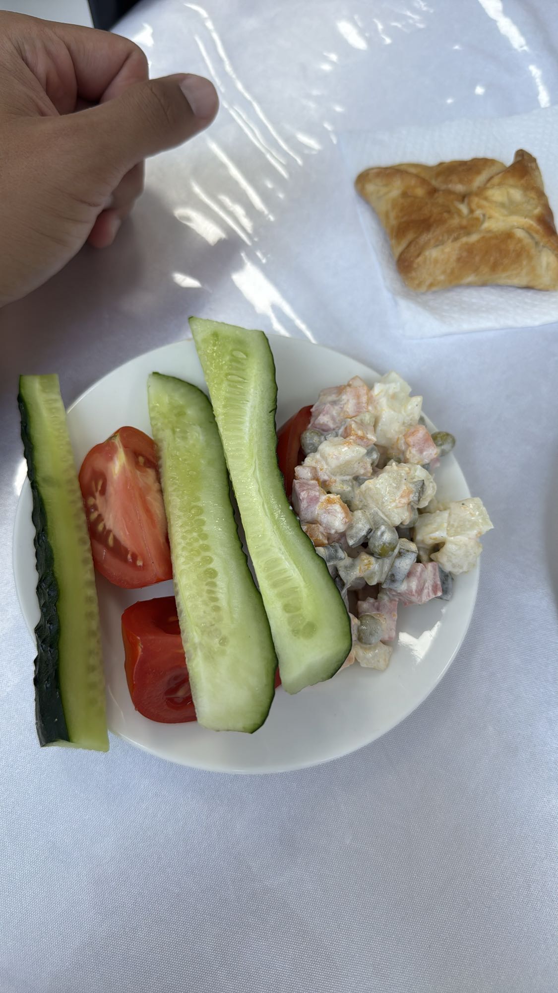 Овощи и салат с выпечкой