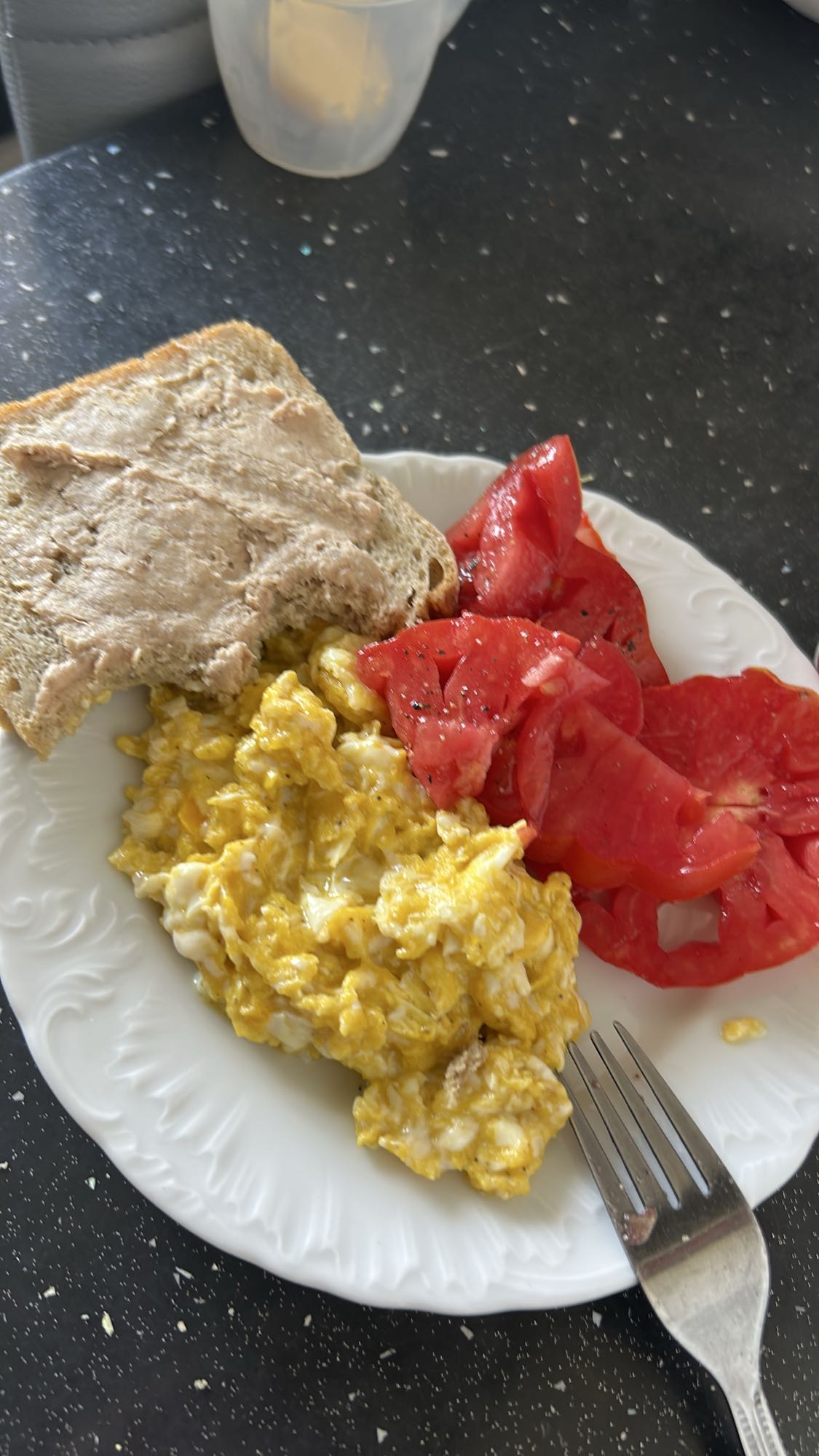 Jajecznica z pomidorem i chlebem