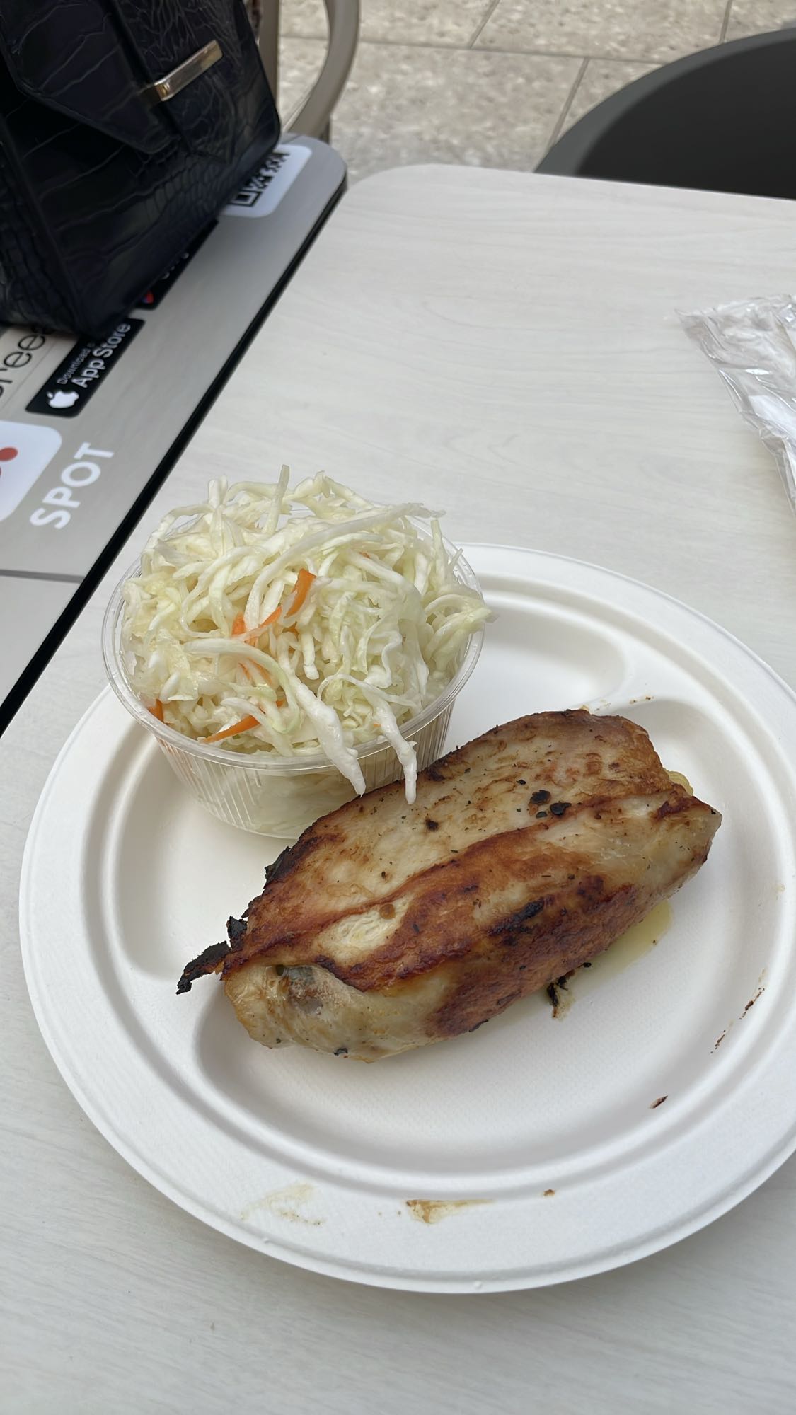 Pui la grătar cu salată de varză