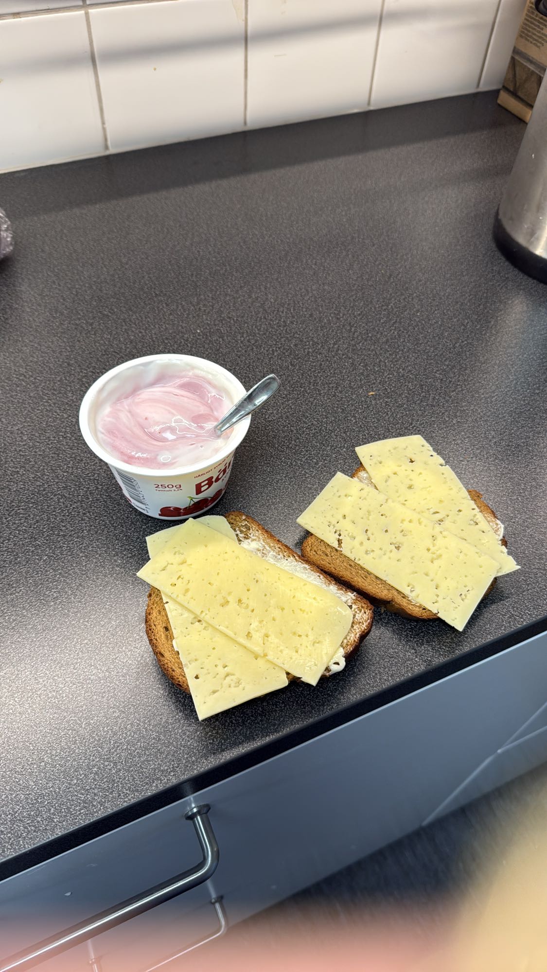 Ostsmörgås med yoghurt