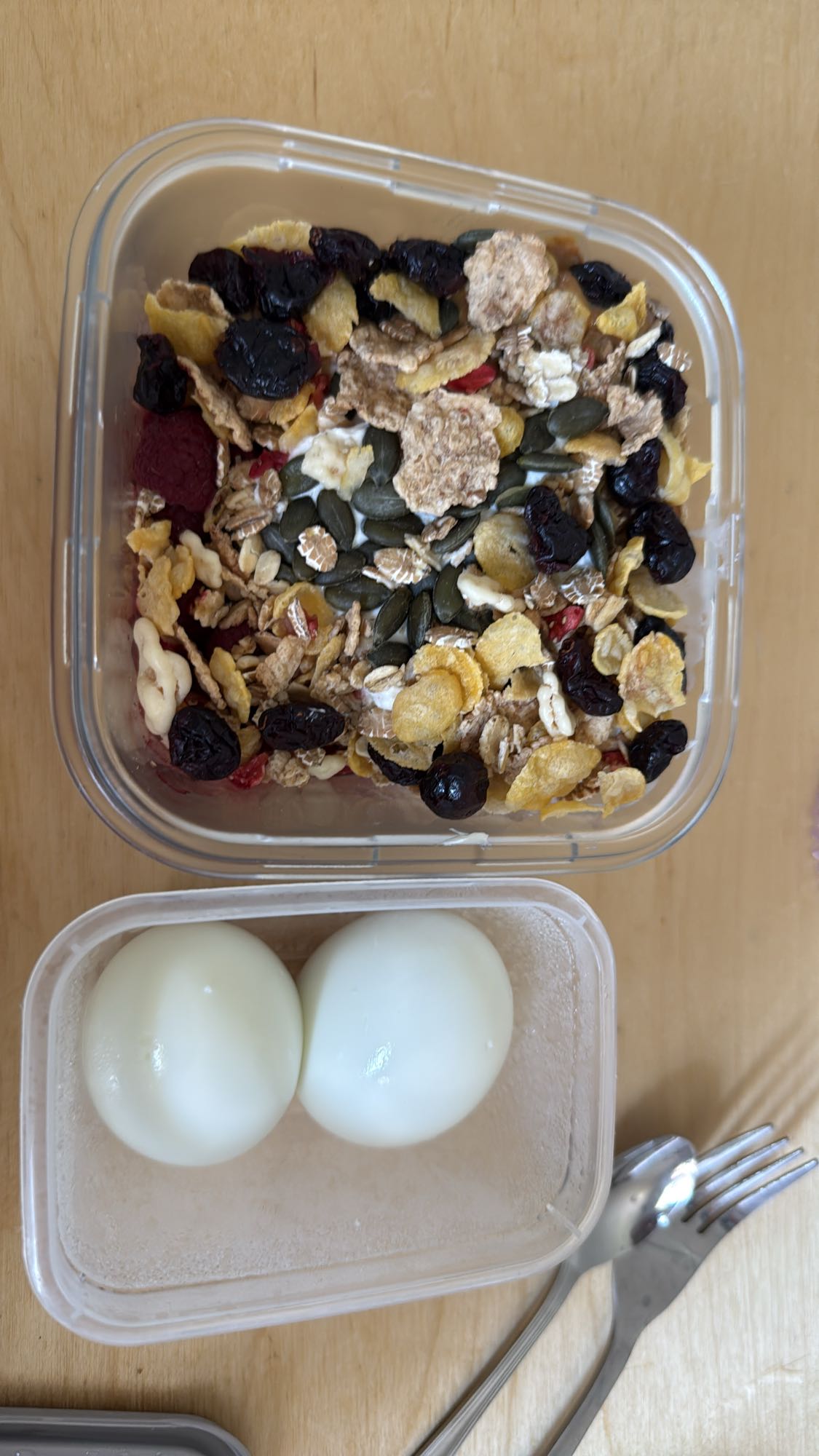 Yoghurt med müsli och ägg