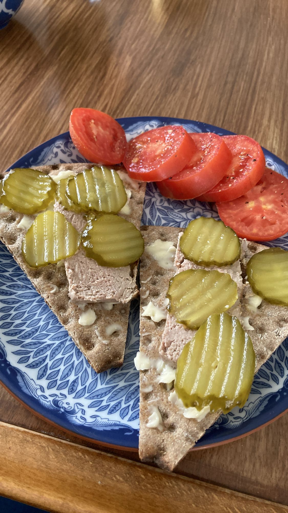 Knäckebröd med leverpastej