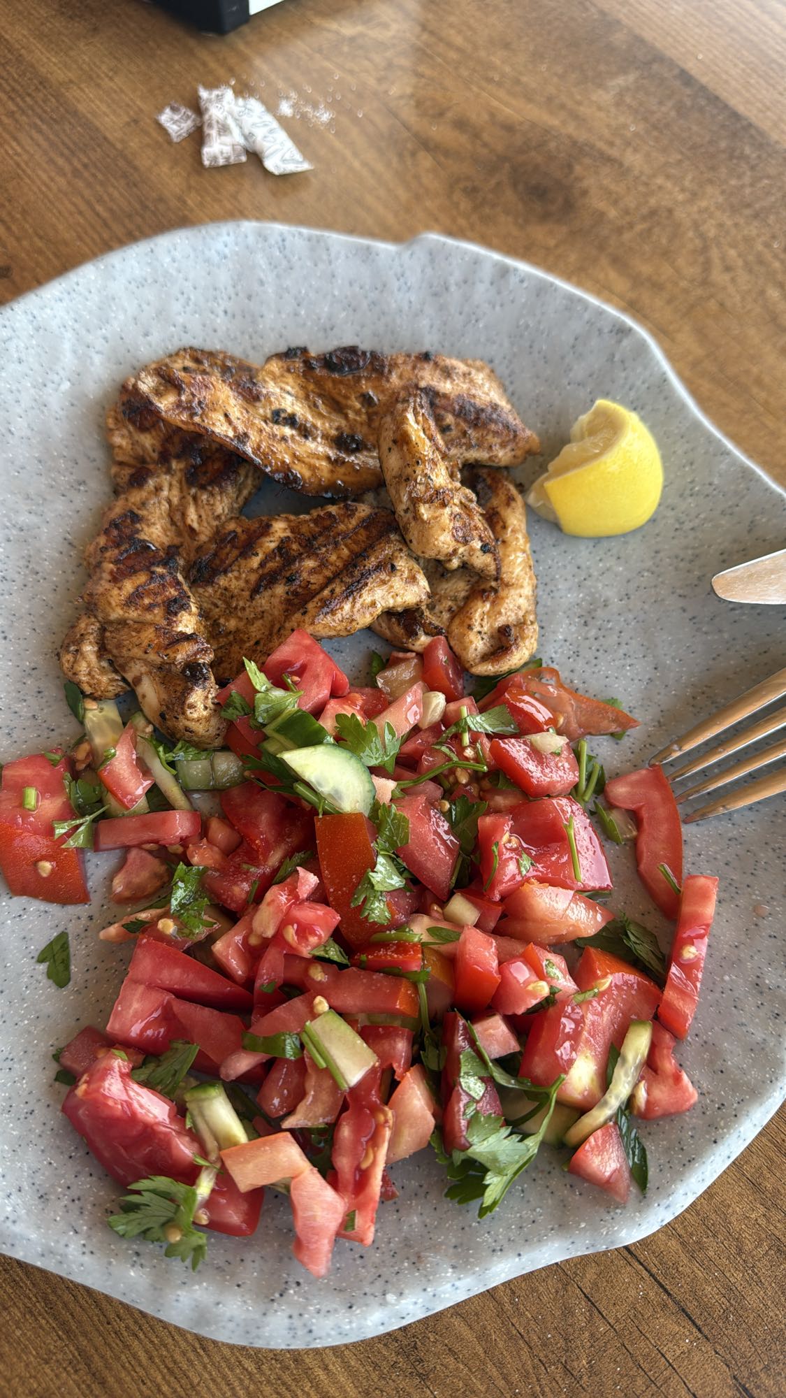 Pui la grătar cu salată