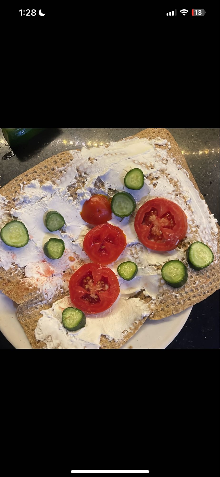 Crispbread with cheese and veg