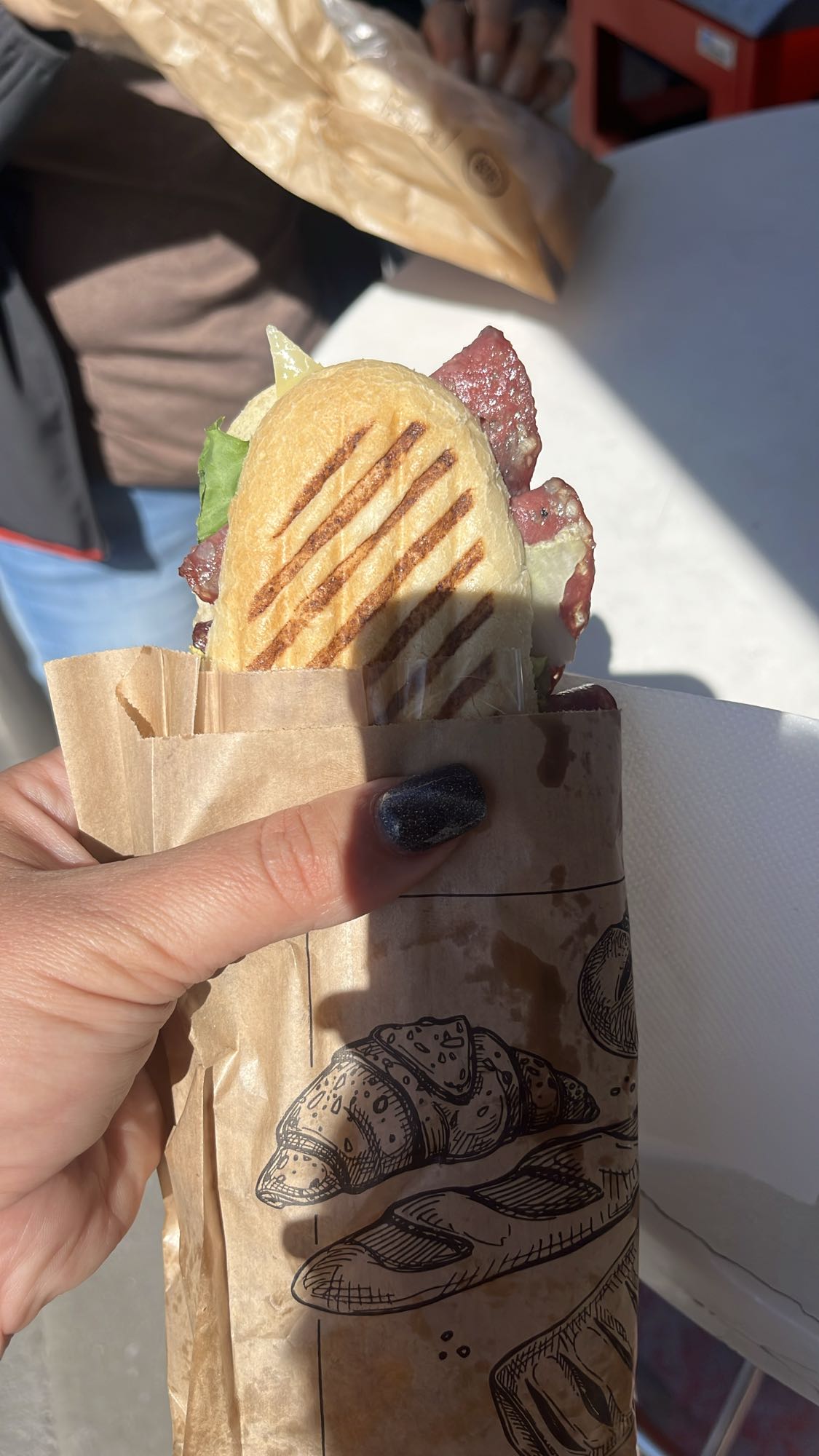 Sandviș cu salam și brânză