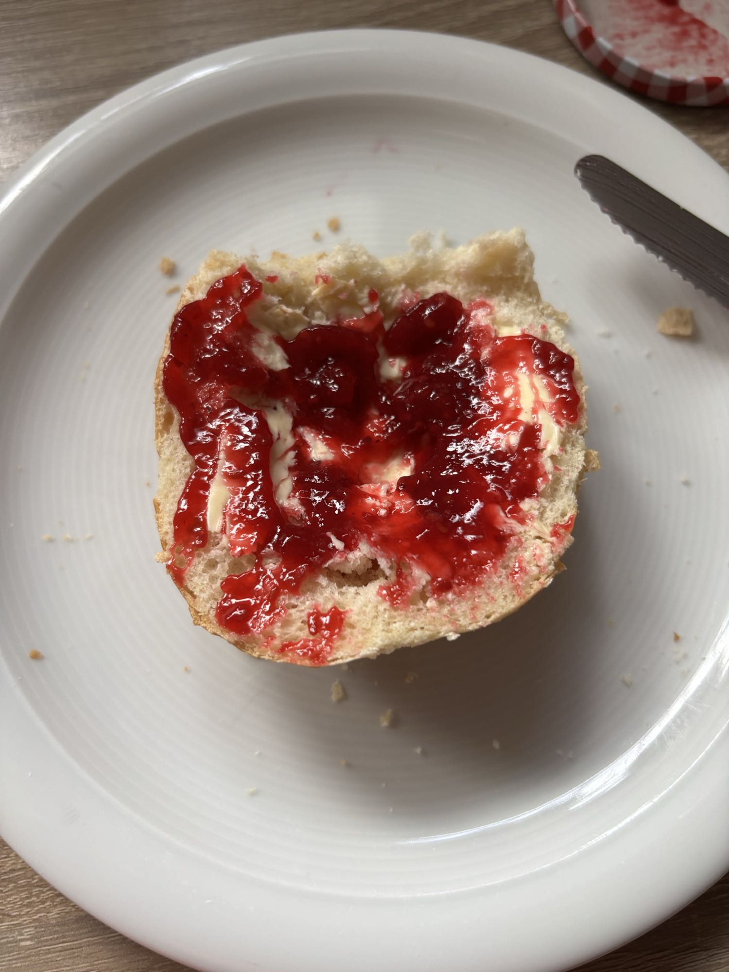 Brötchen mit Butter & Marmelade