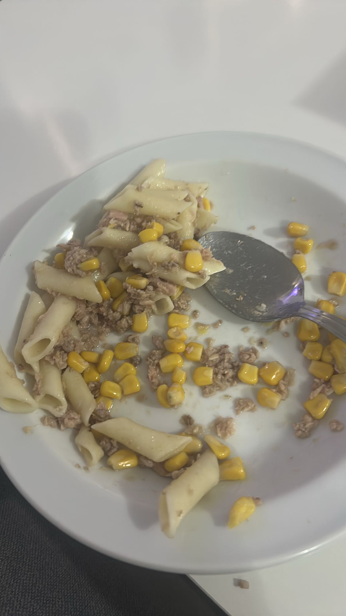 Pasta con atún y maíz