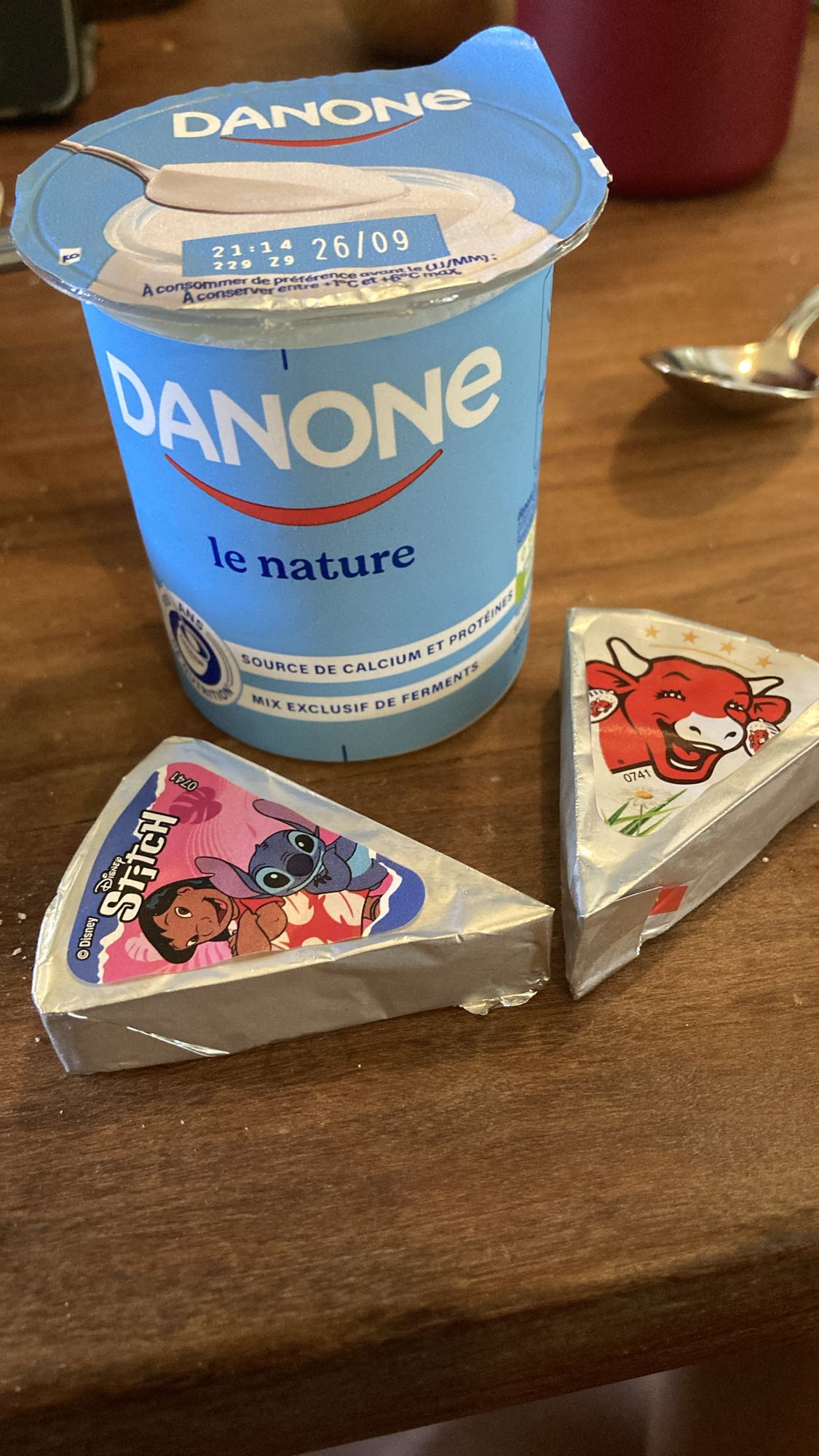 Yaourt nature et fromage