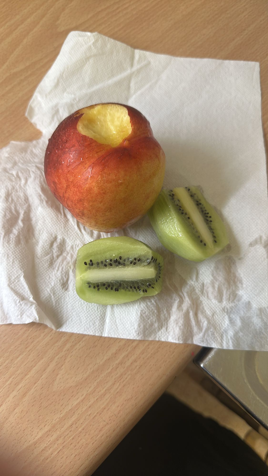Nektarin och kiwi