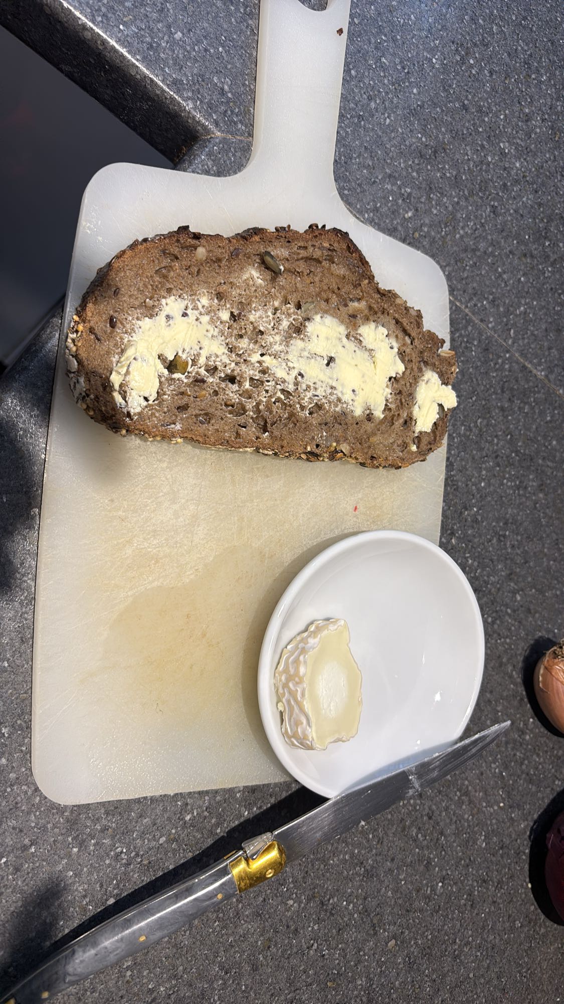 Pain complet, beurre, fromage