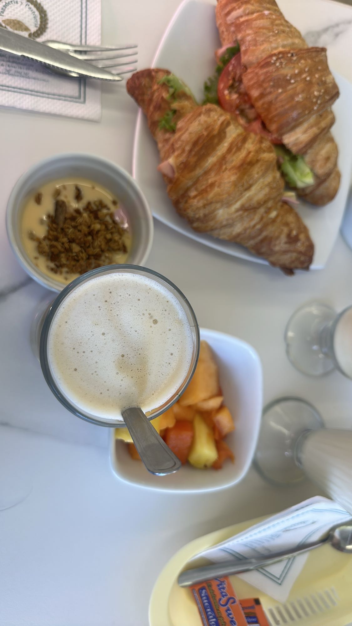 Desayuno con croissant