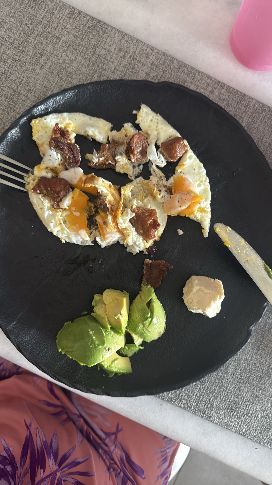 Huevos con chorizo y aguacate