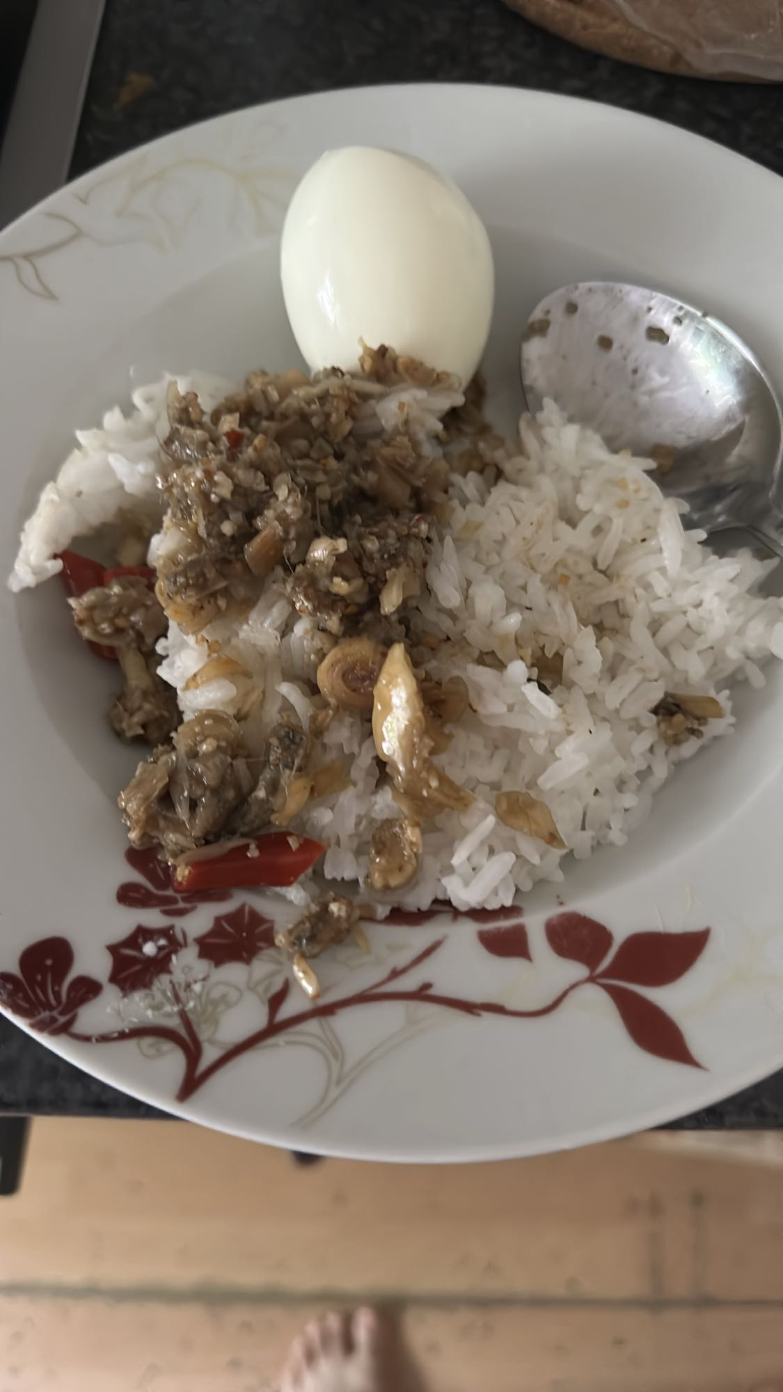 Nasi dengan telur dan sambal