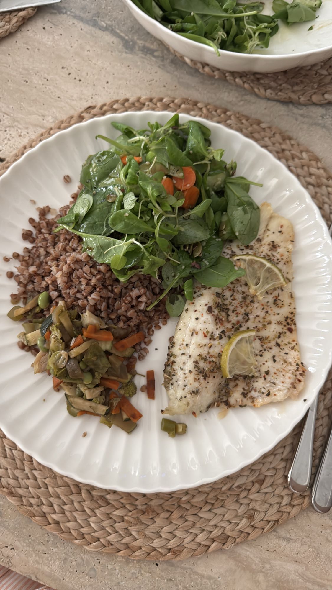 гречка с рыбой и салатом