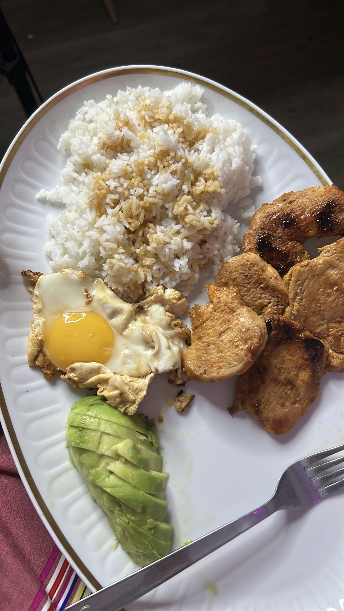 Poulet, riz, avocat, œuf