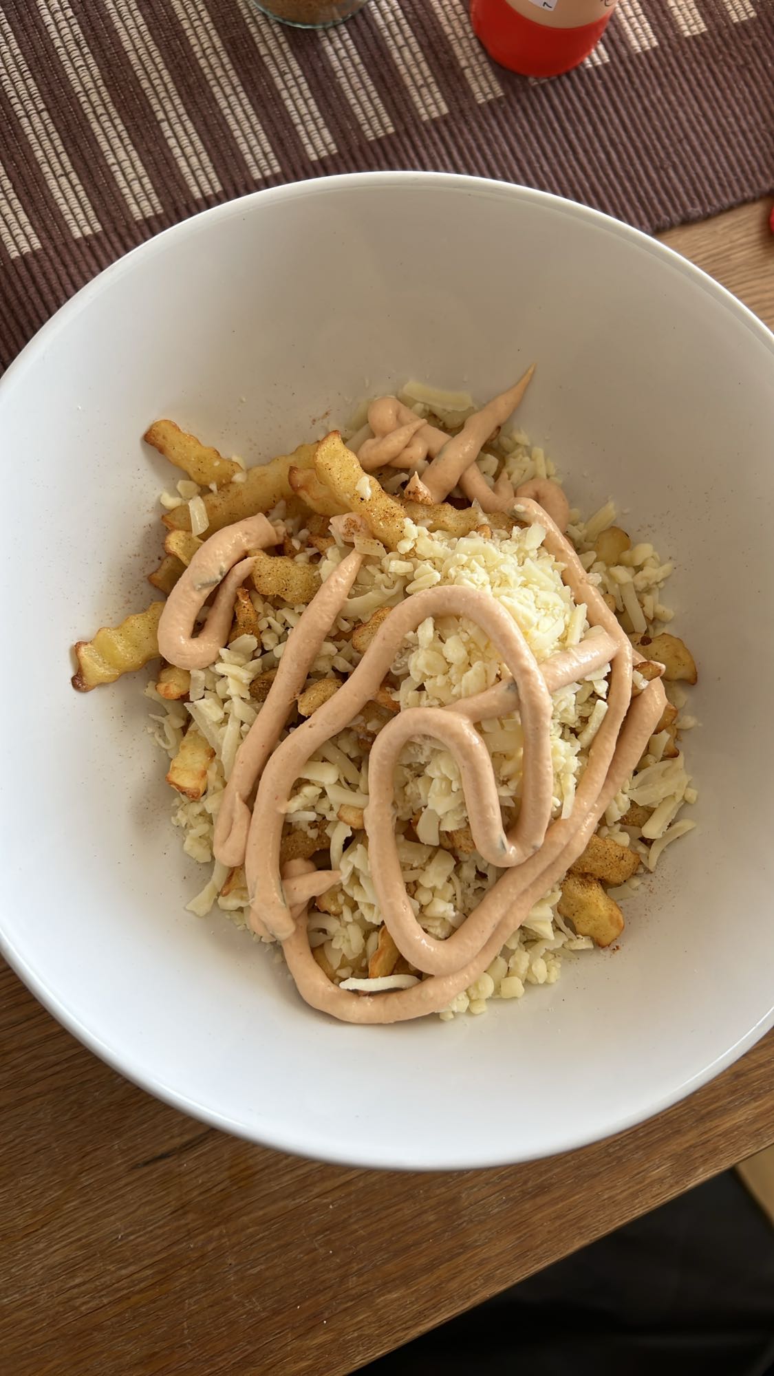 Cheesy fries with sauce