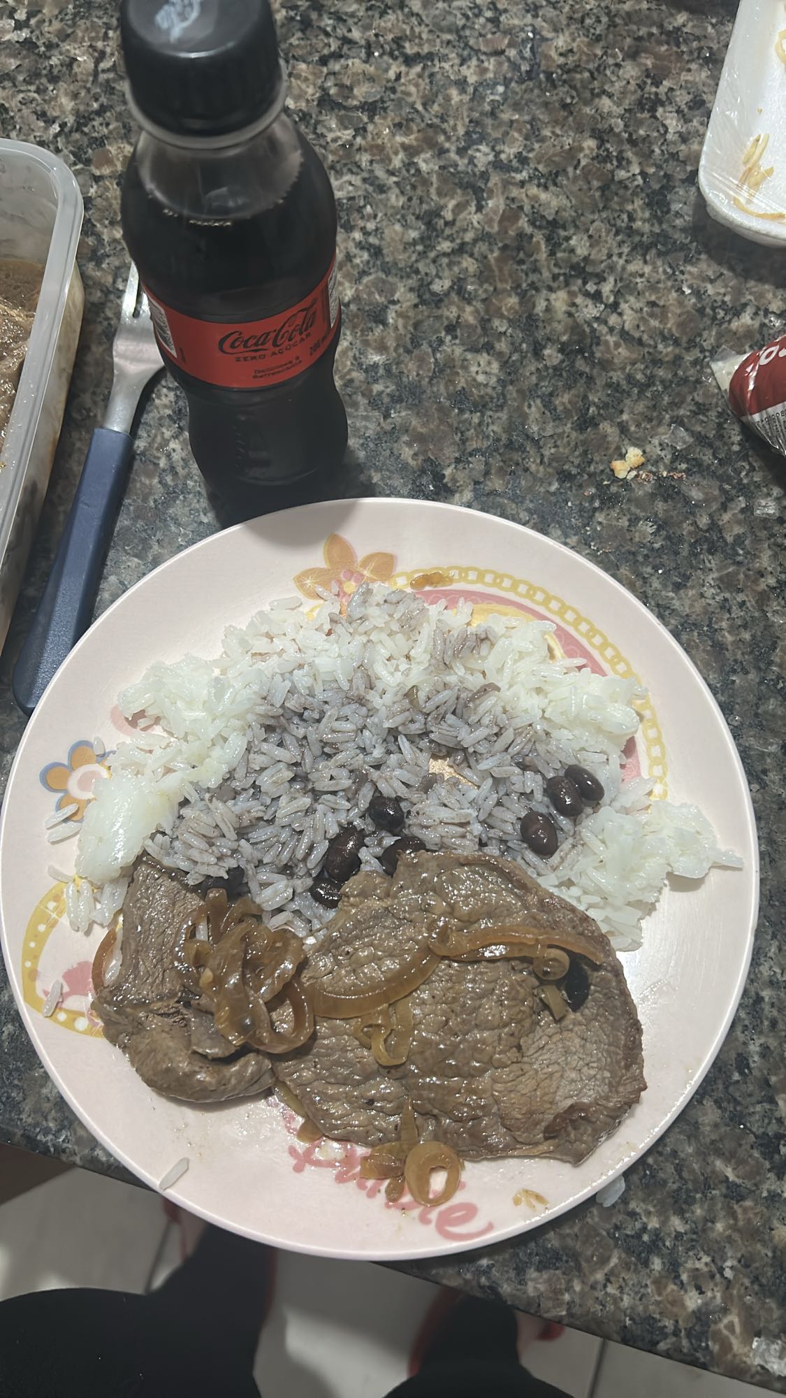 Arroz, feijão, bife e refri