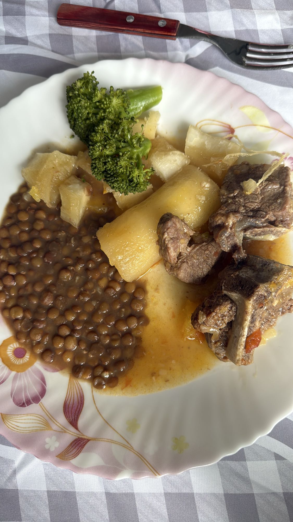 Carne com lentilhas e legumes