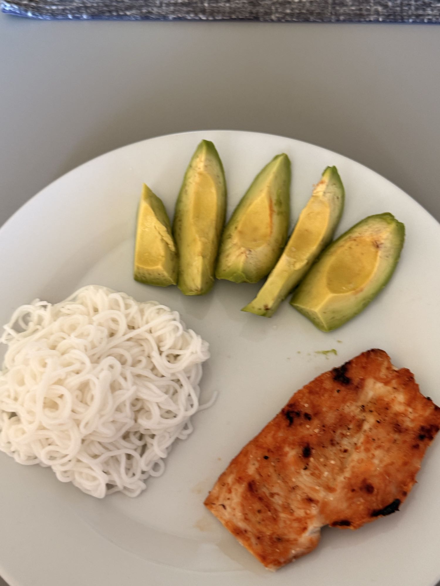 Somon cu avocado și tăiței