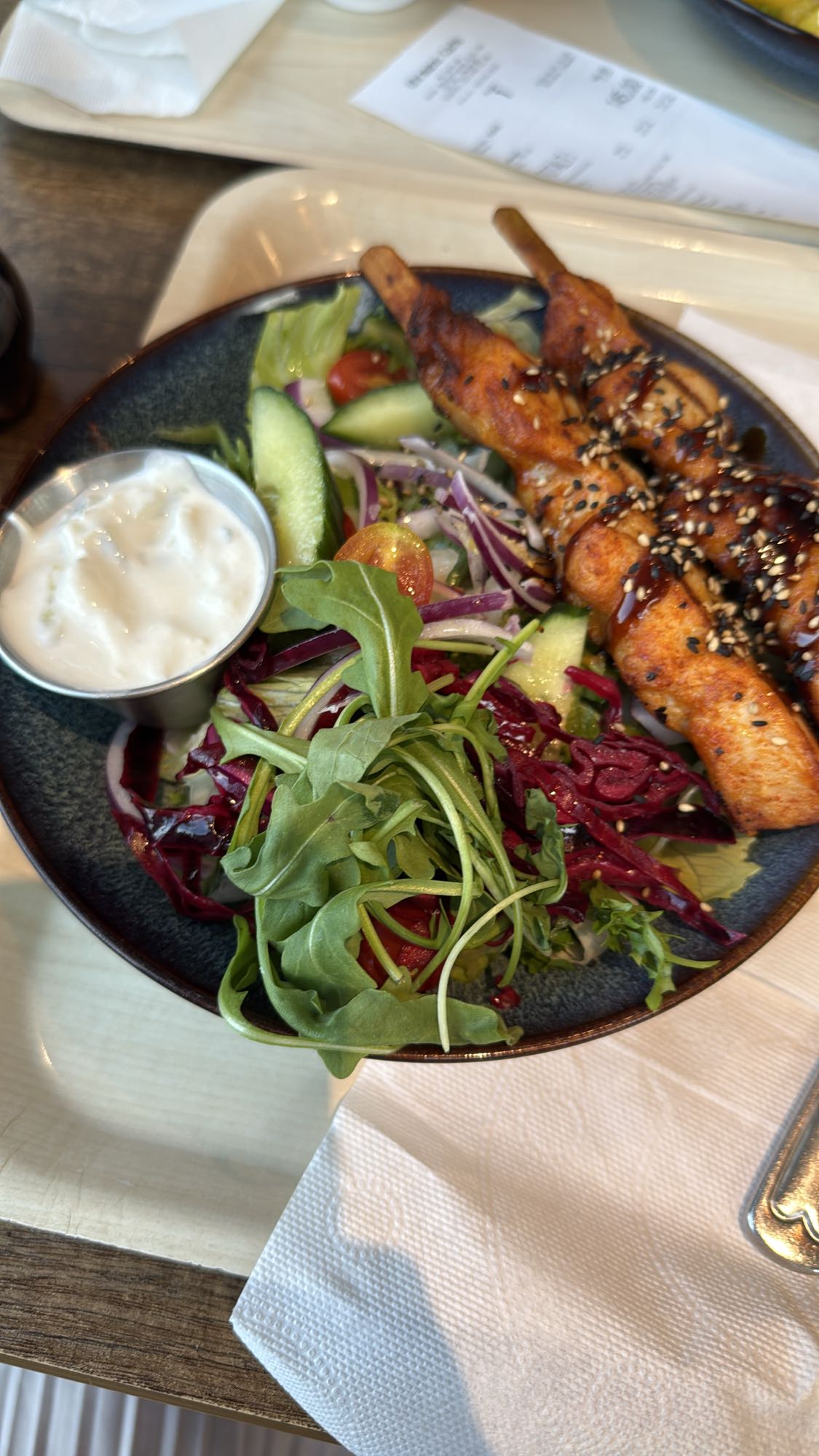 Kycklingspett med sallad