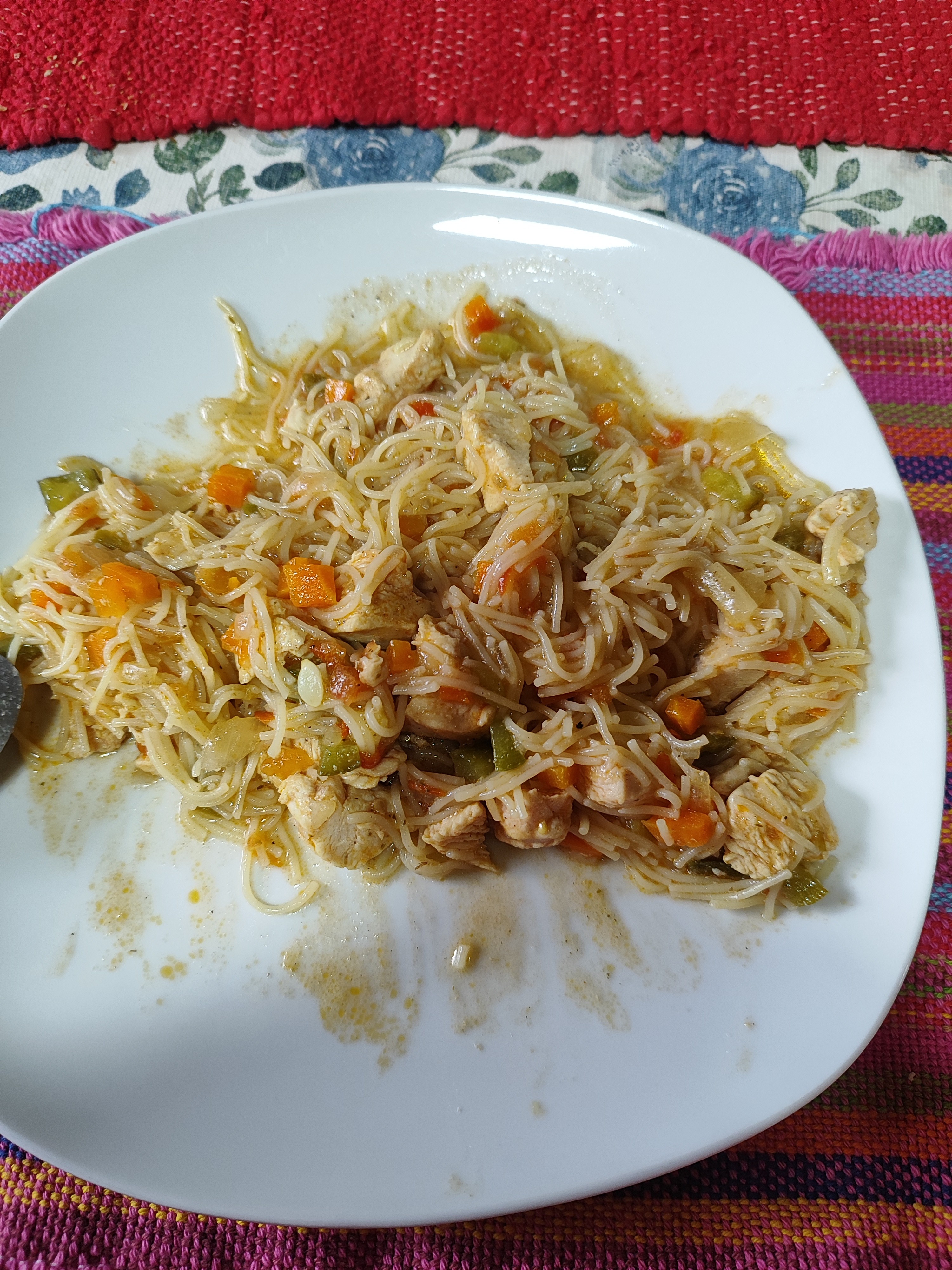 Fideos con pollo y verduras