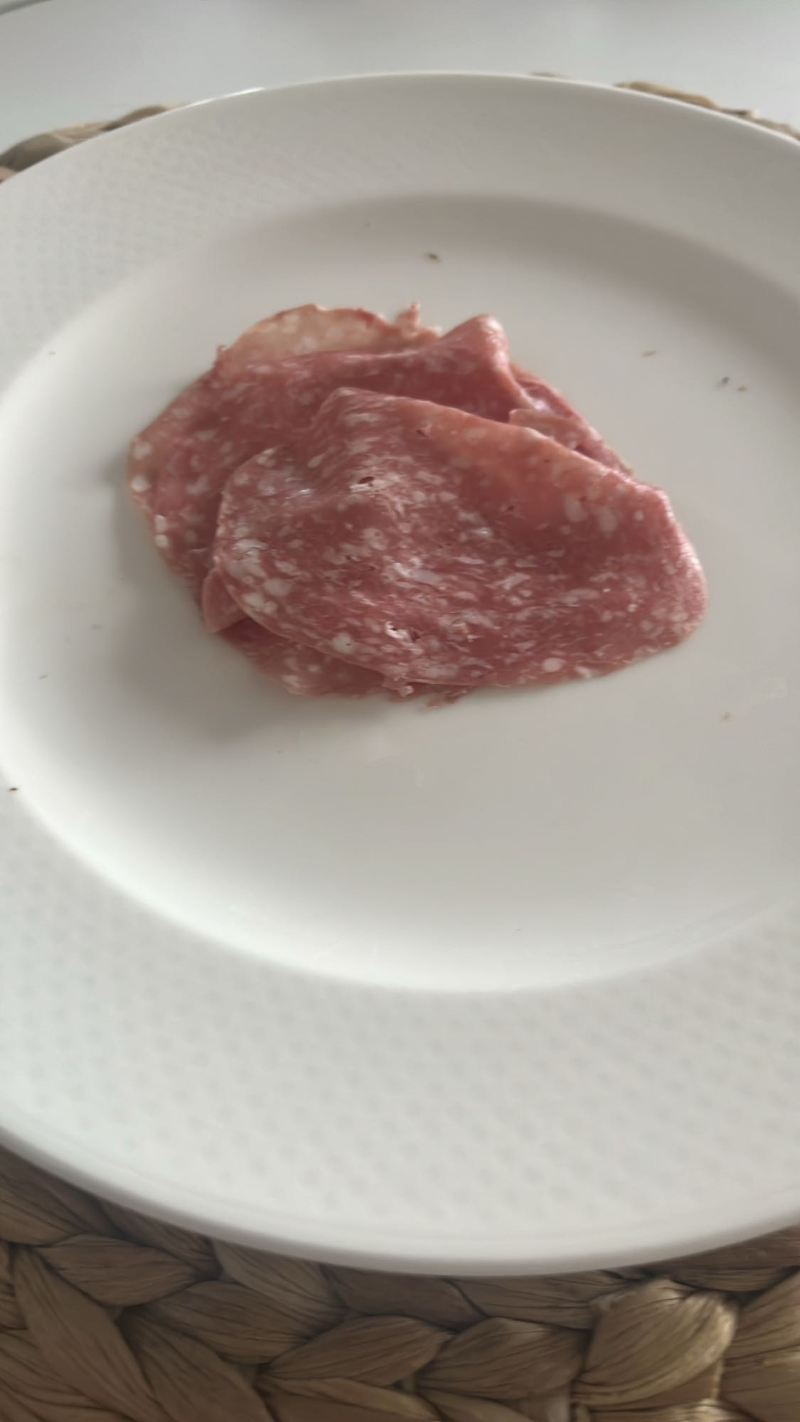 Salamiskivor på tallrik