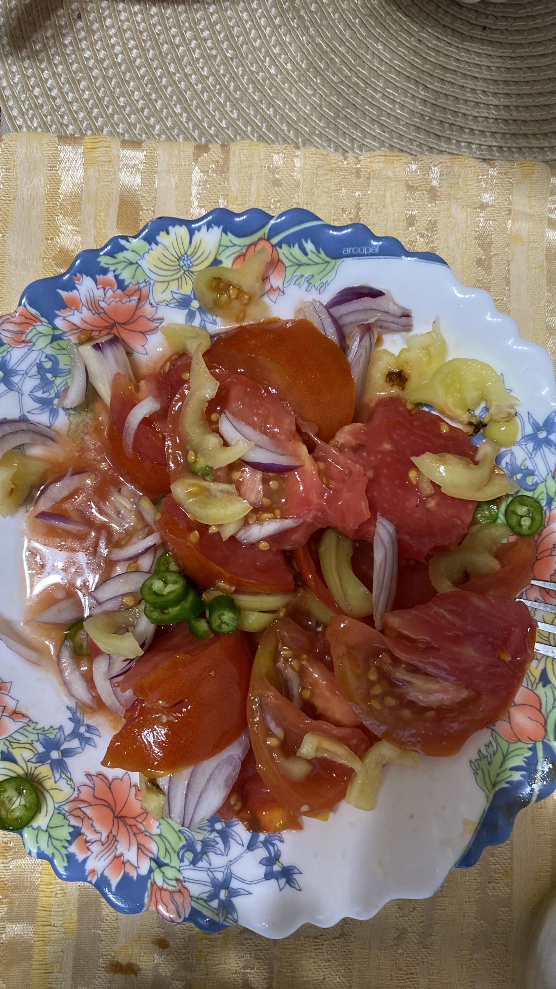 Salată de roșii și ceapă