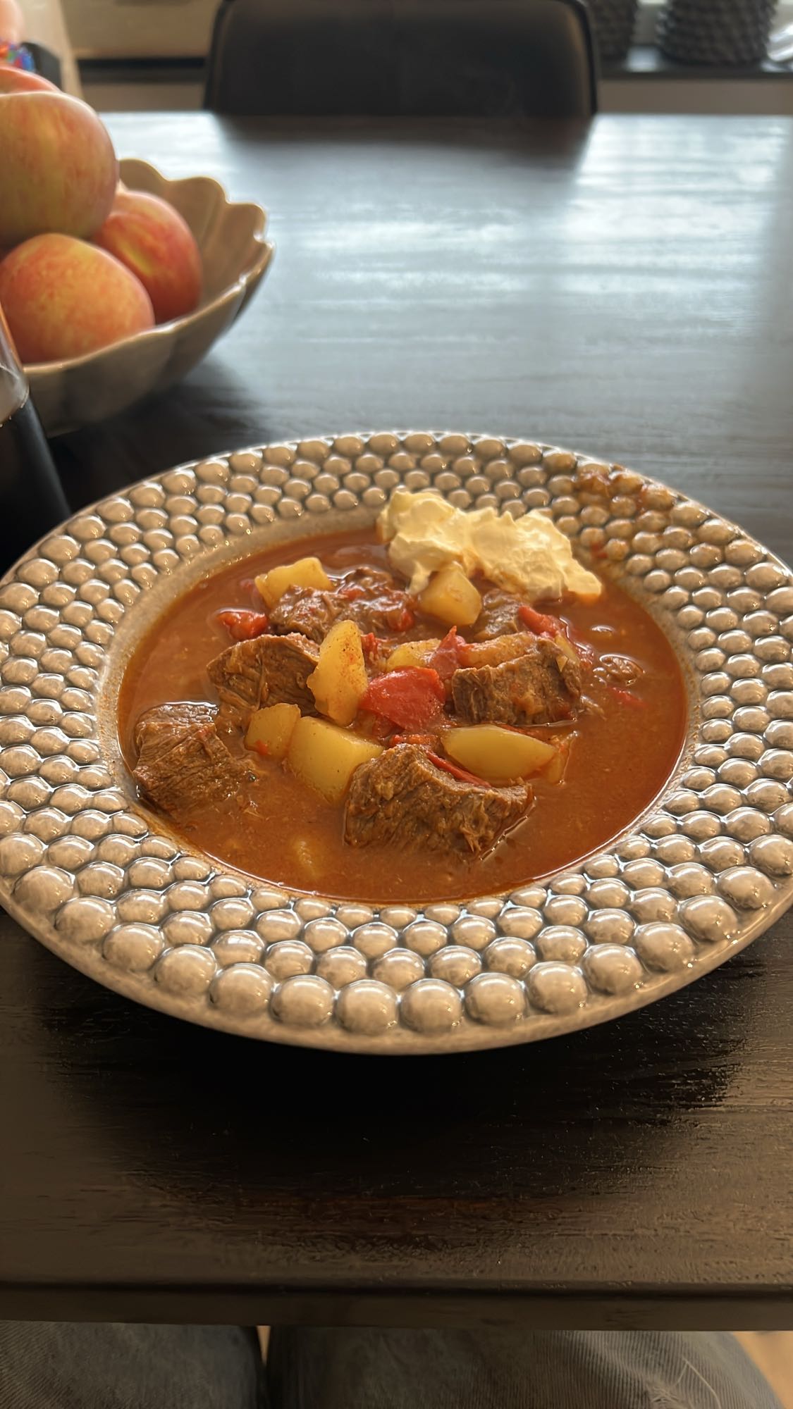 Gulaschsoppa med crème fraîche