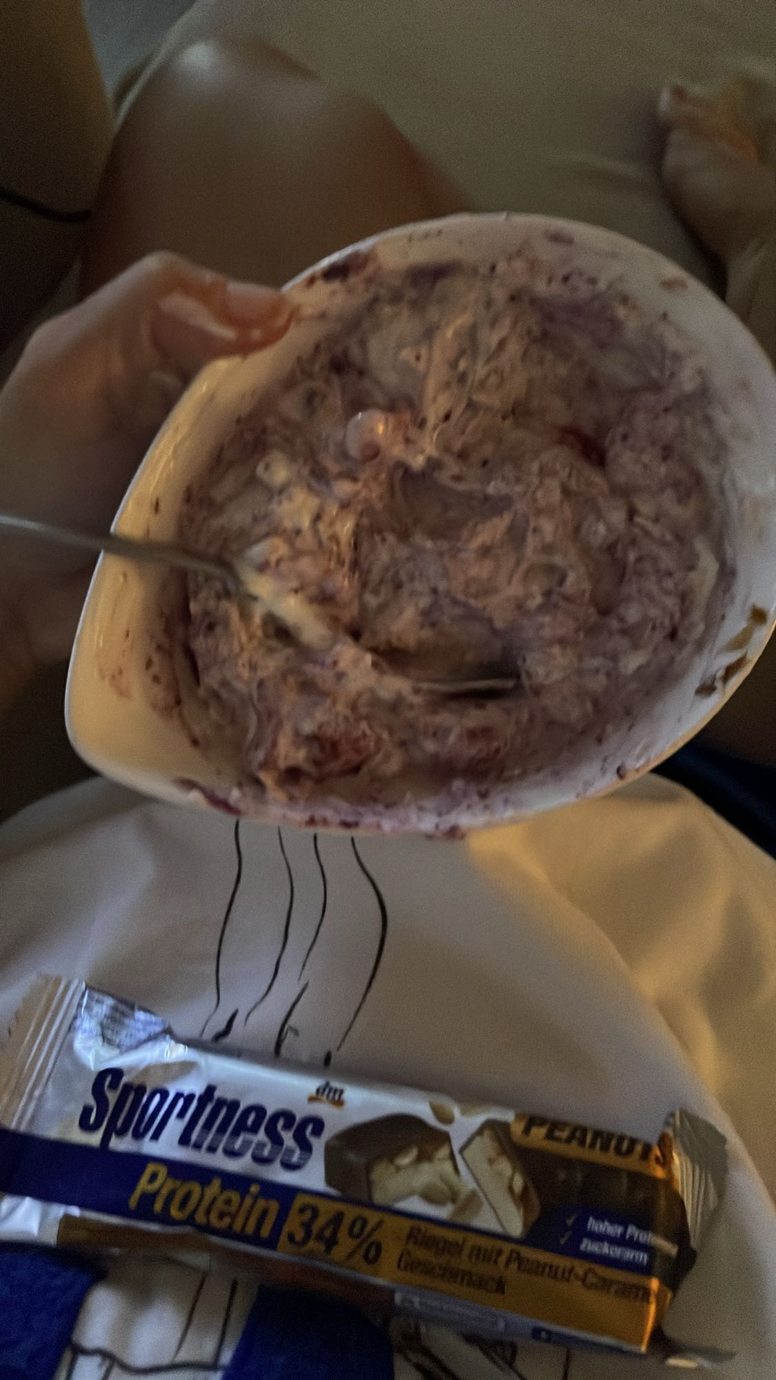 Iaurt cu fructe si baton proteic