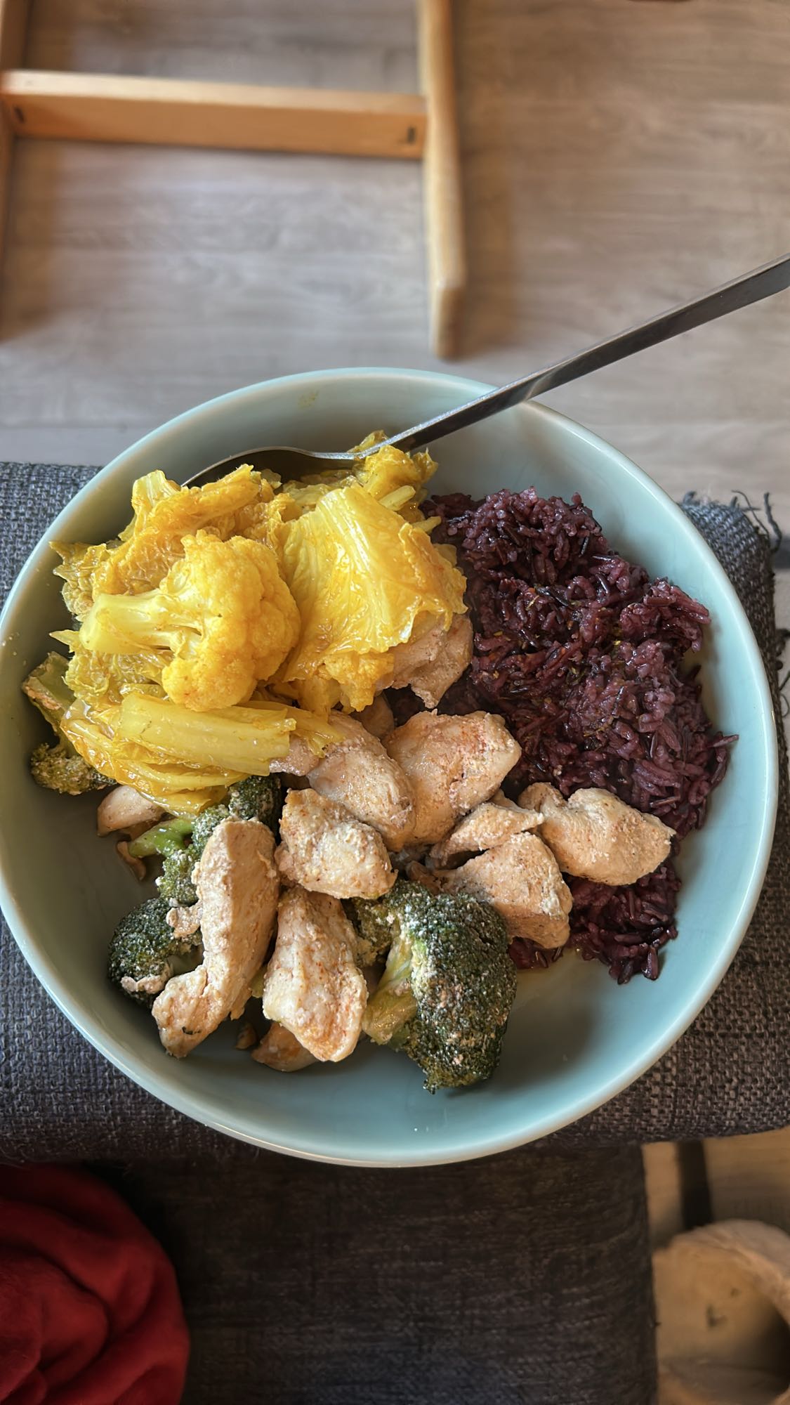 Kylling med svart ris og grønnsaker