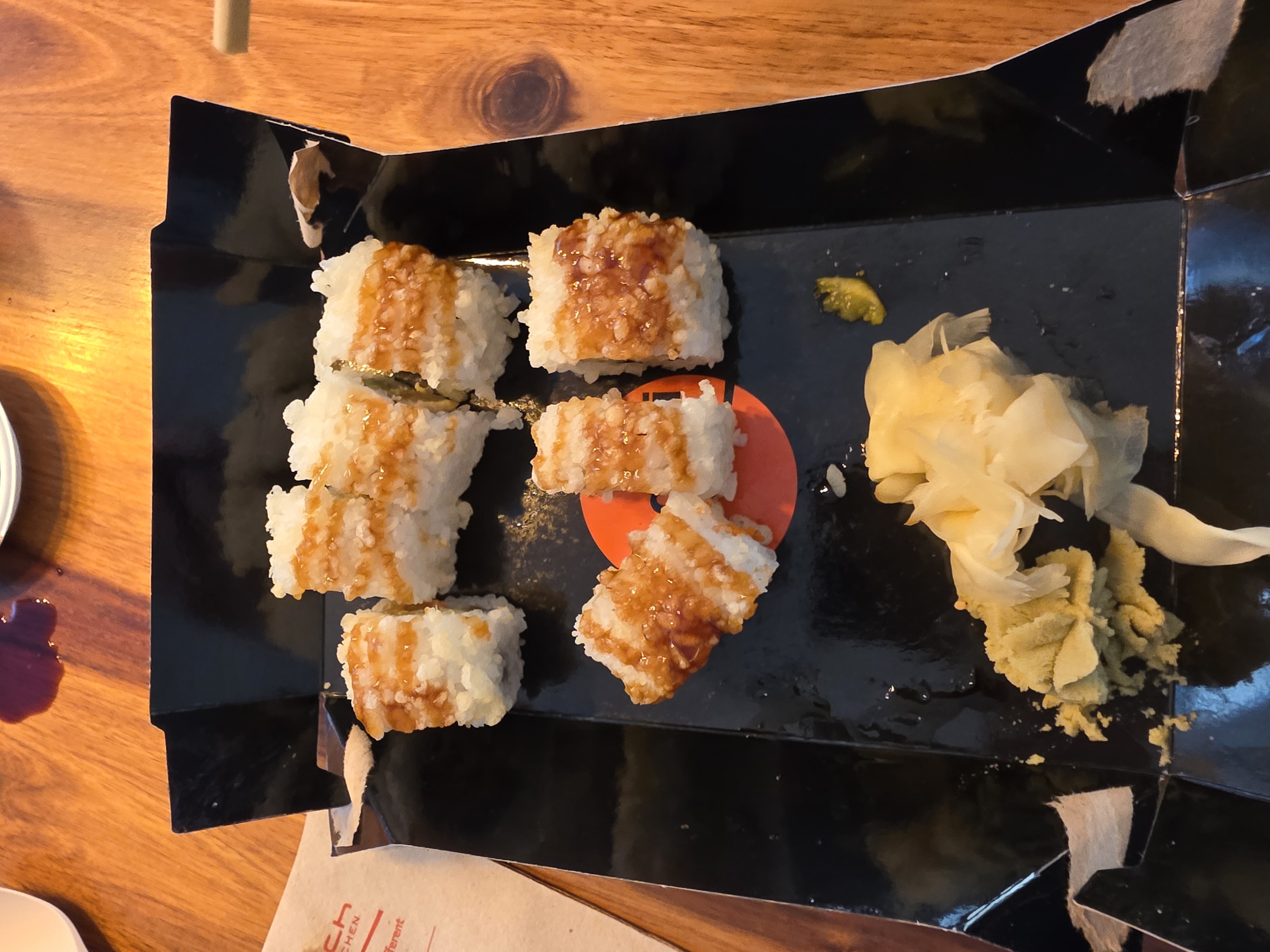 rollo de sushi con salsa
