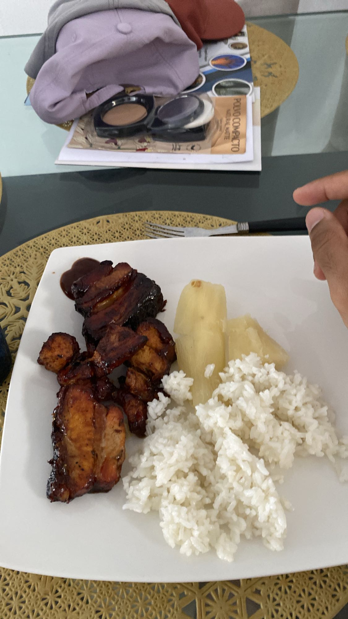 Cerdo con arroz y yuca
