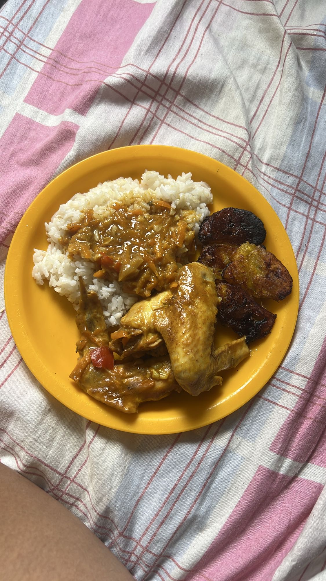 Pollo guisado con arroz y plátano