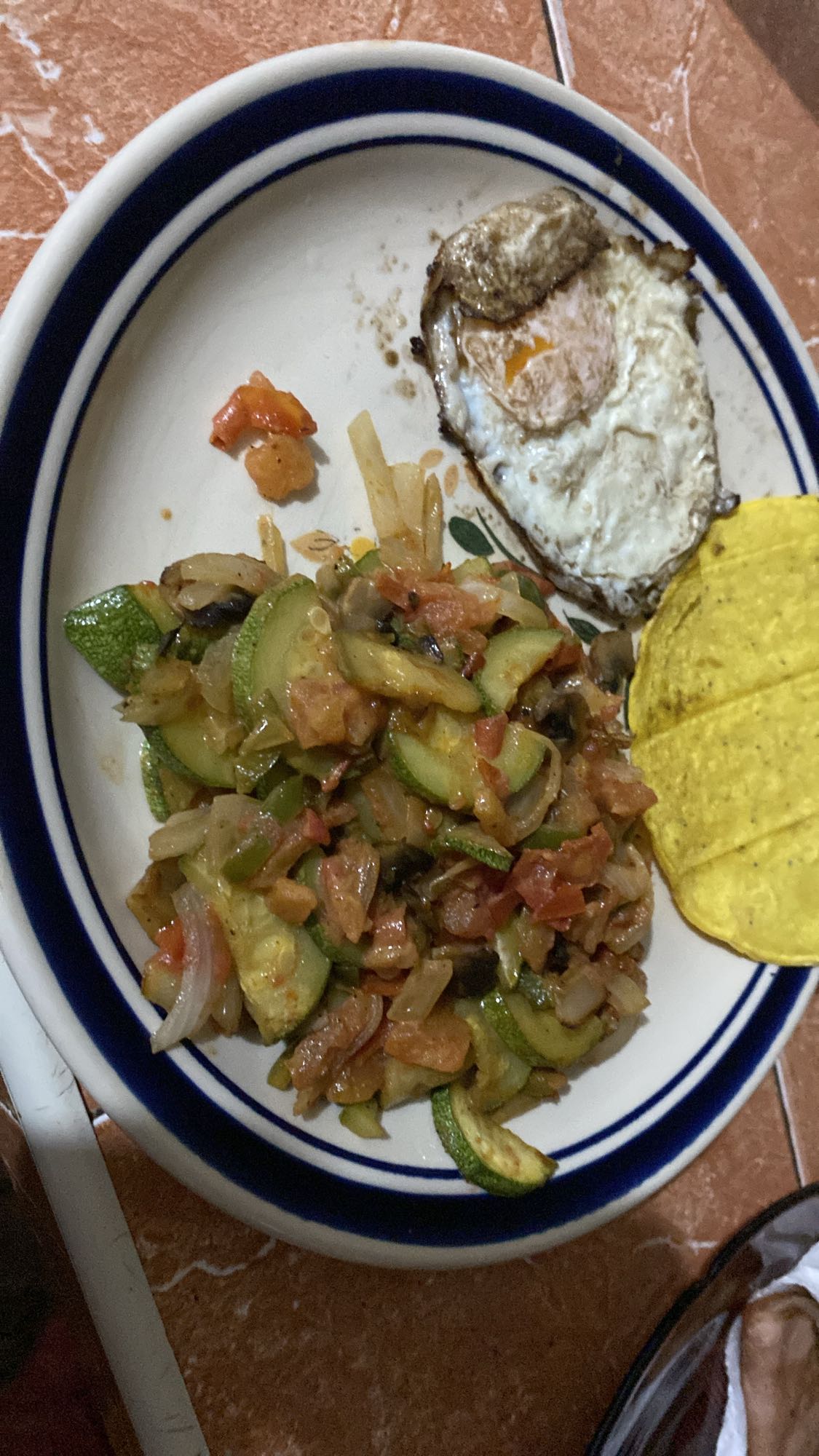 Verduras con huevo y tortillas