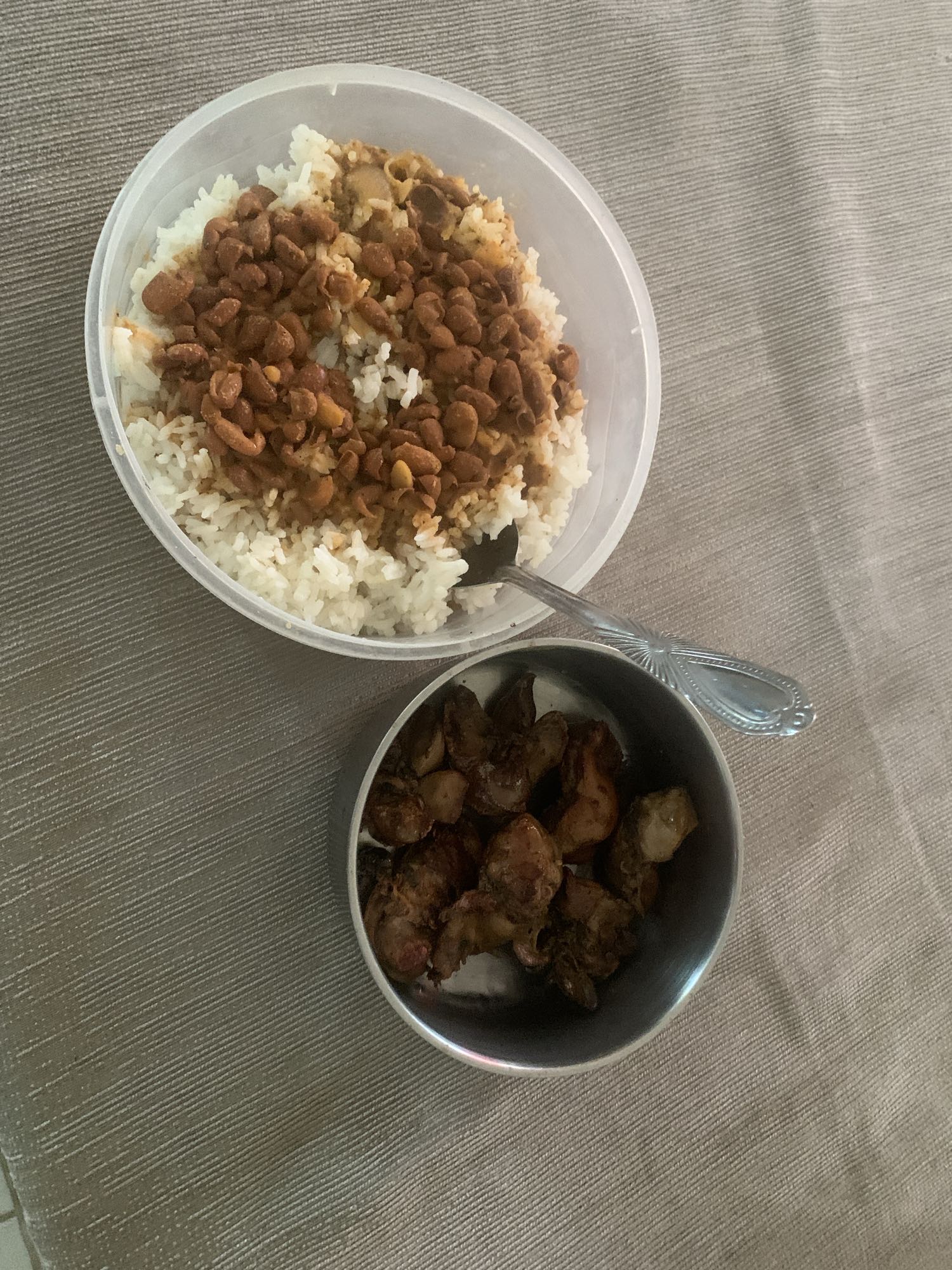 arroz, frijoles y mollejas