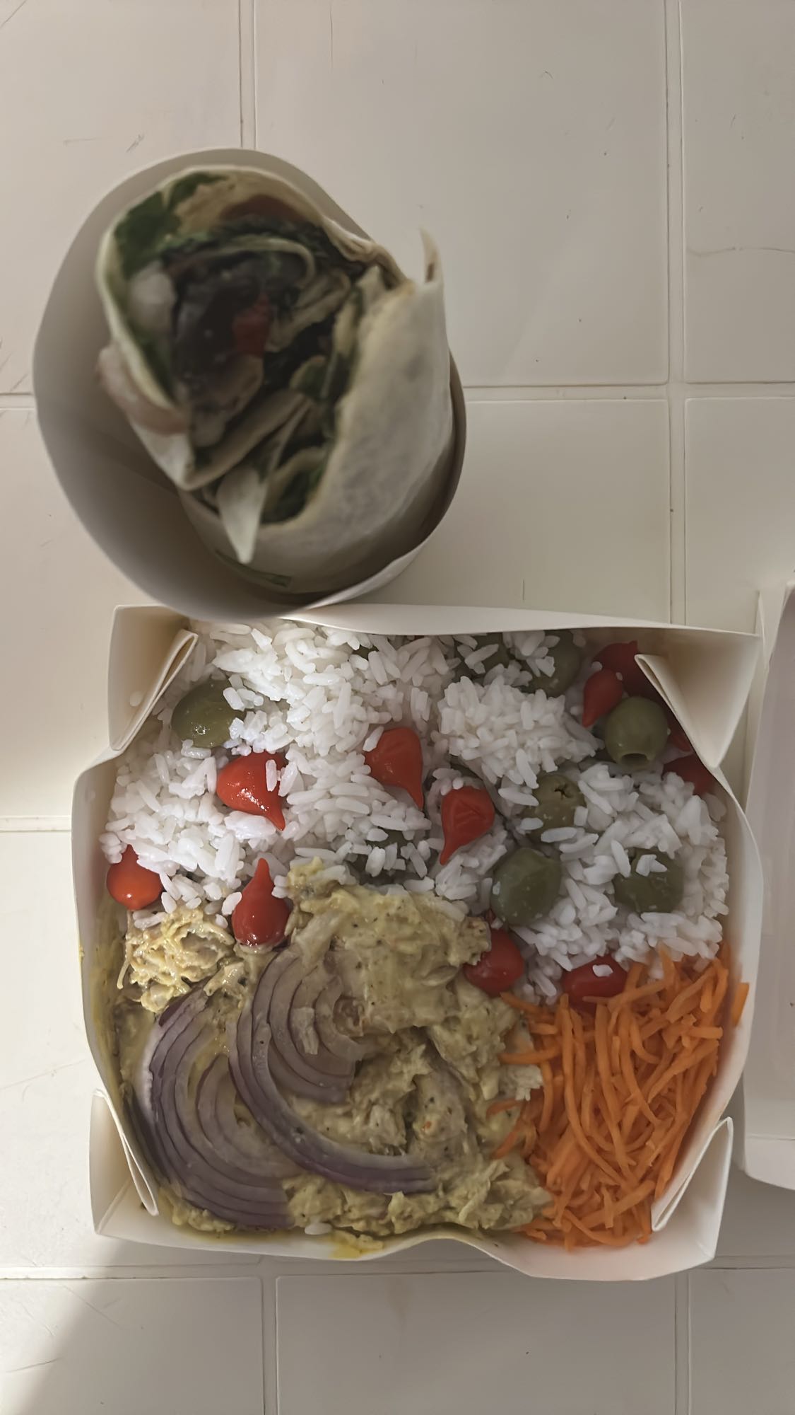 Wrap et bol de riz méditerranéen