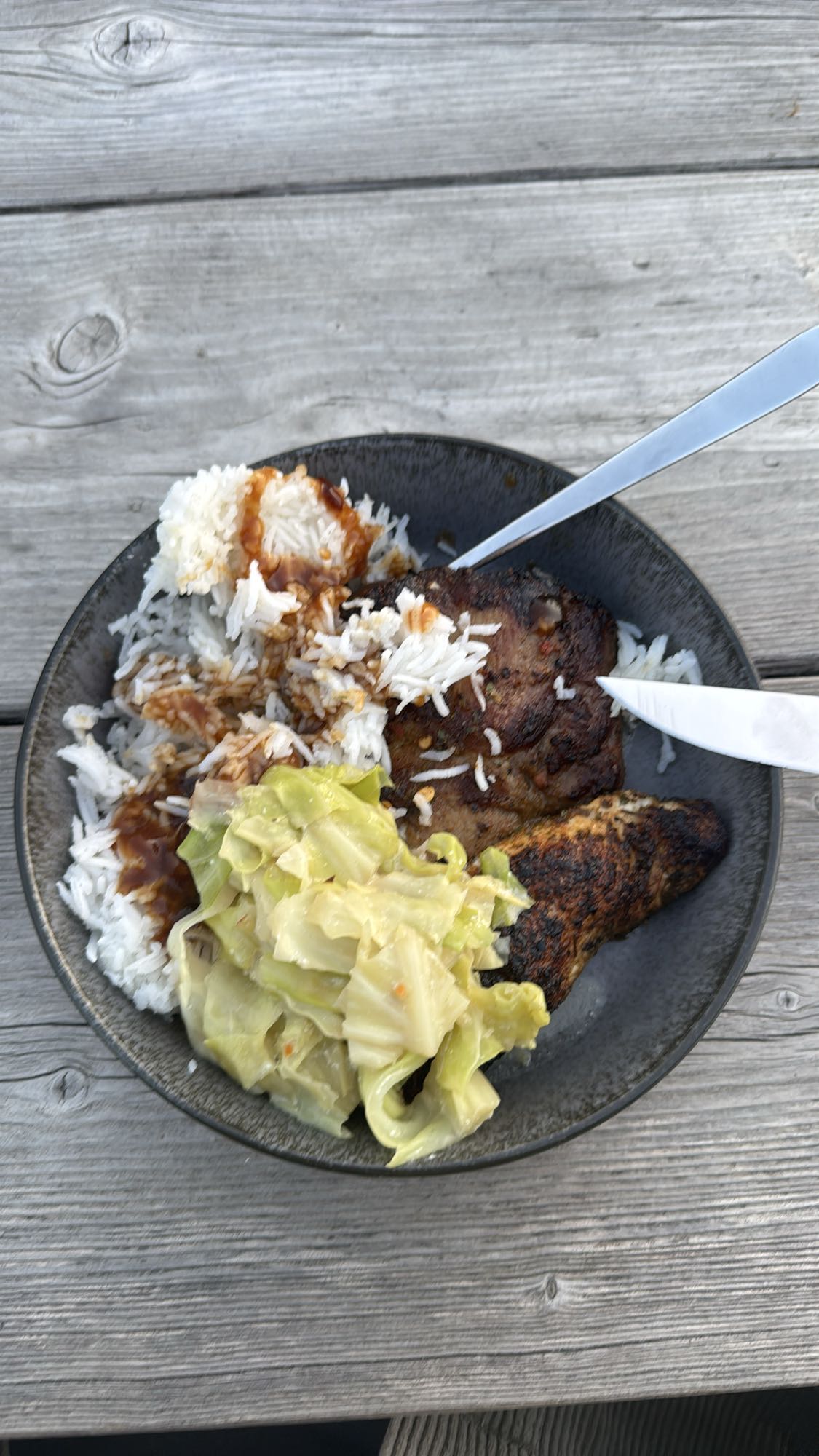 Gegrilltes Hähnchen mit Reis und Kohl