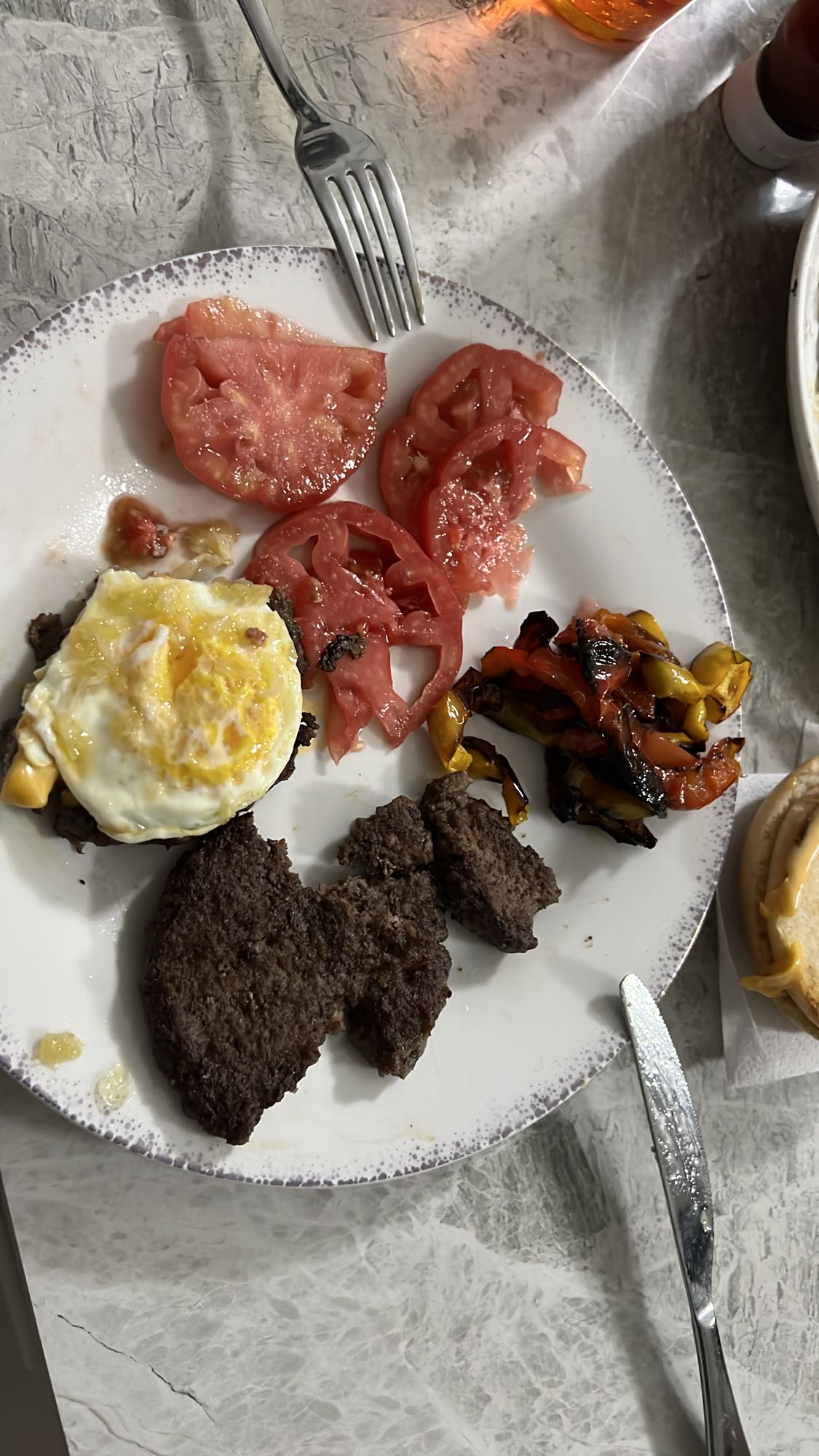 Köfte, yumurta ve sebzeler