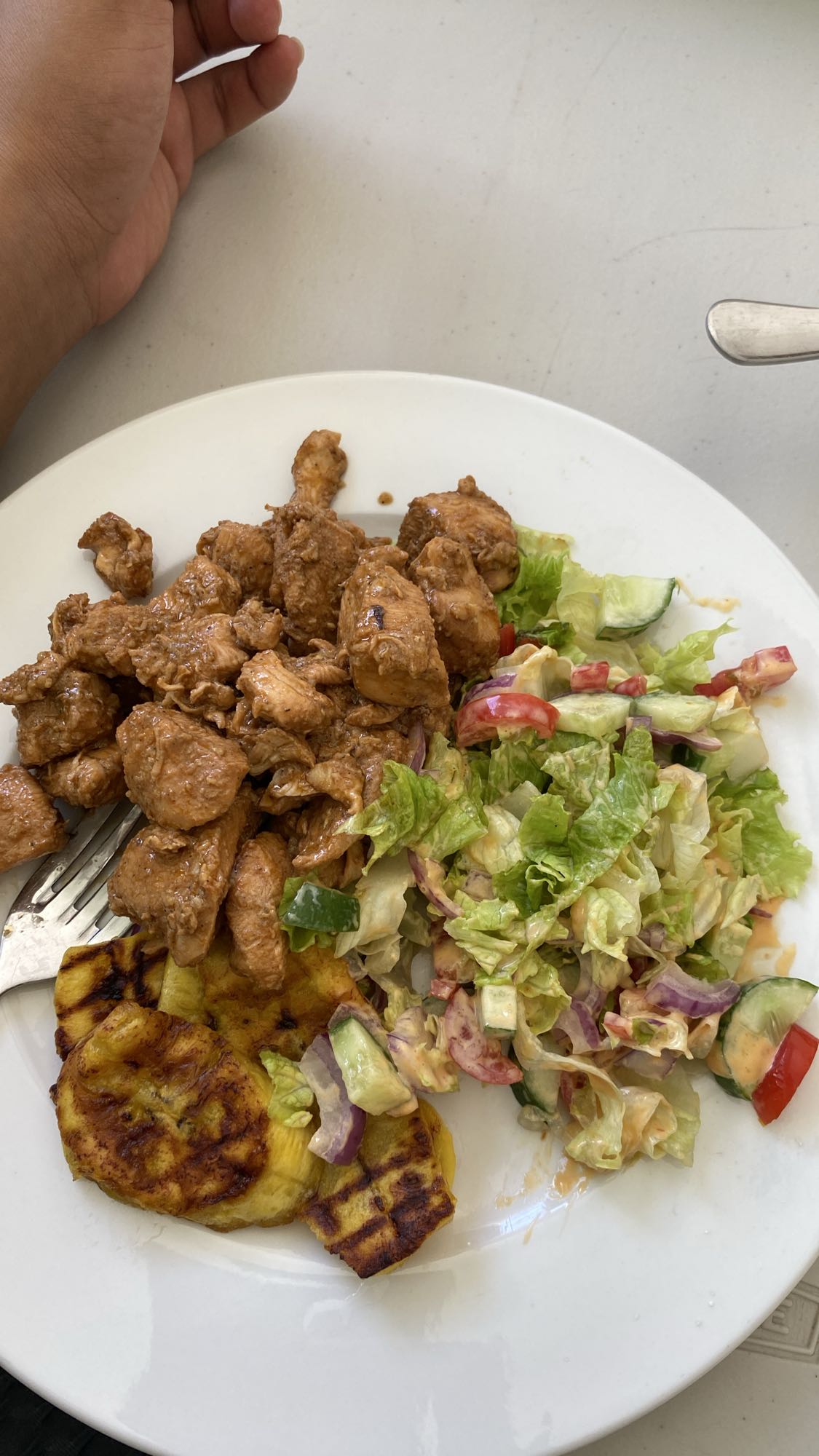 Pollo con ensalada y plátano